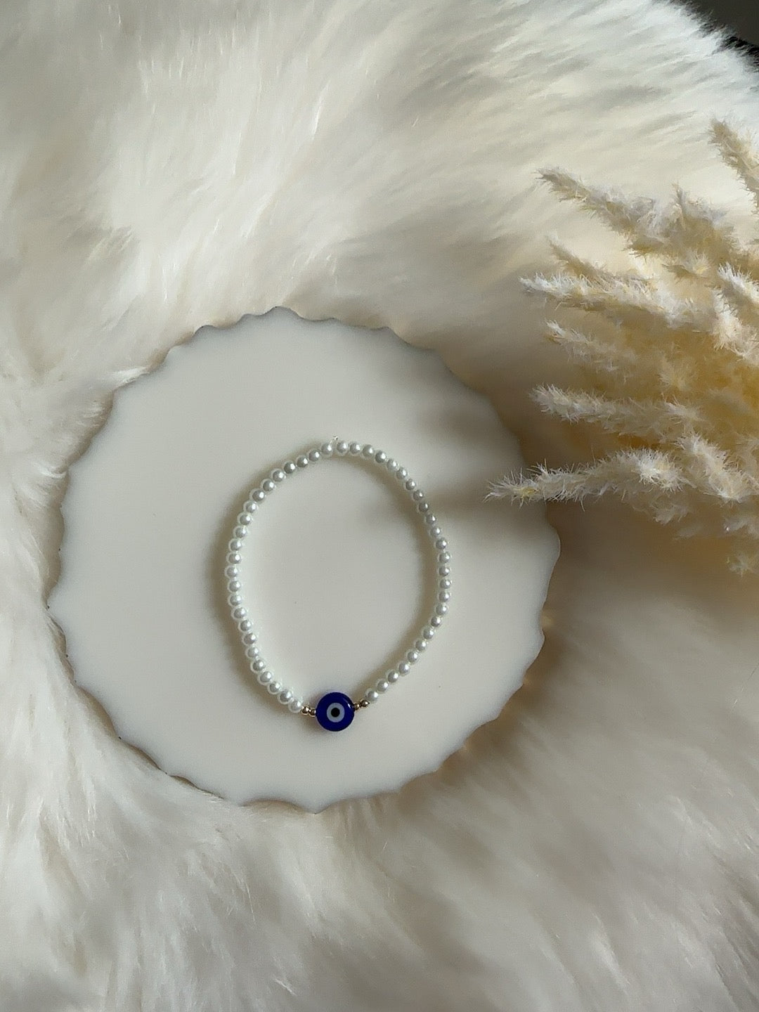 Perlenarmband mit weißen kleinen Perlen und dunkelblauer Nazar Perle - 10345