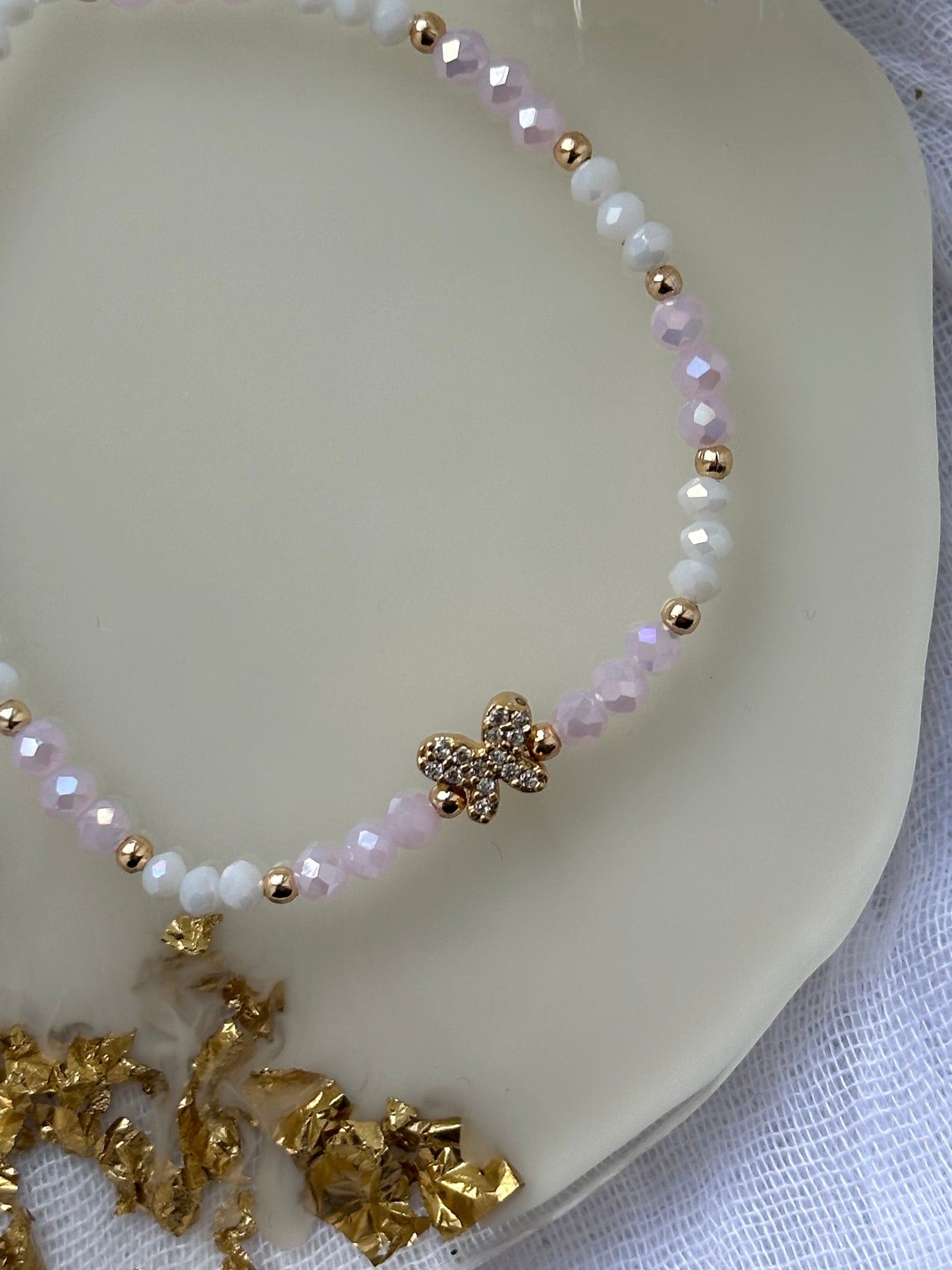 Perlenarmband mit Weißen und Rosa Kristallperlen und Zirkonia Schmetterling Anhänger - 10517