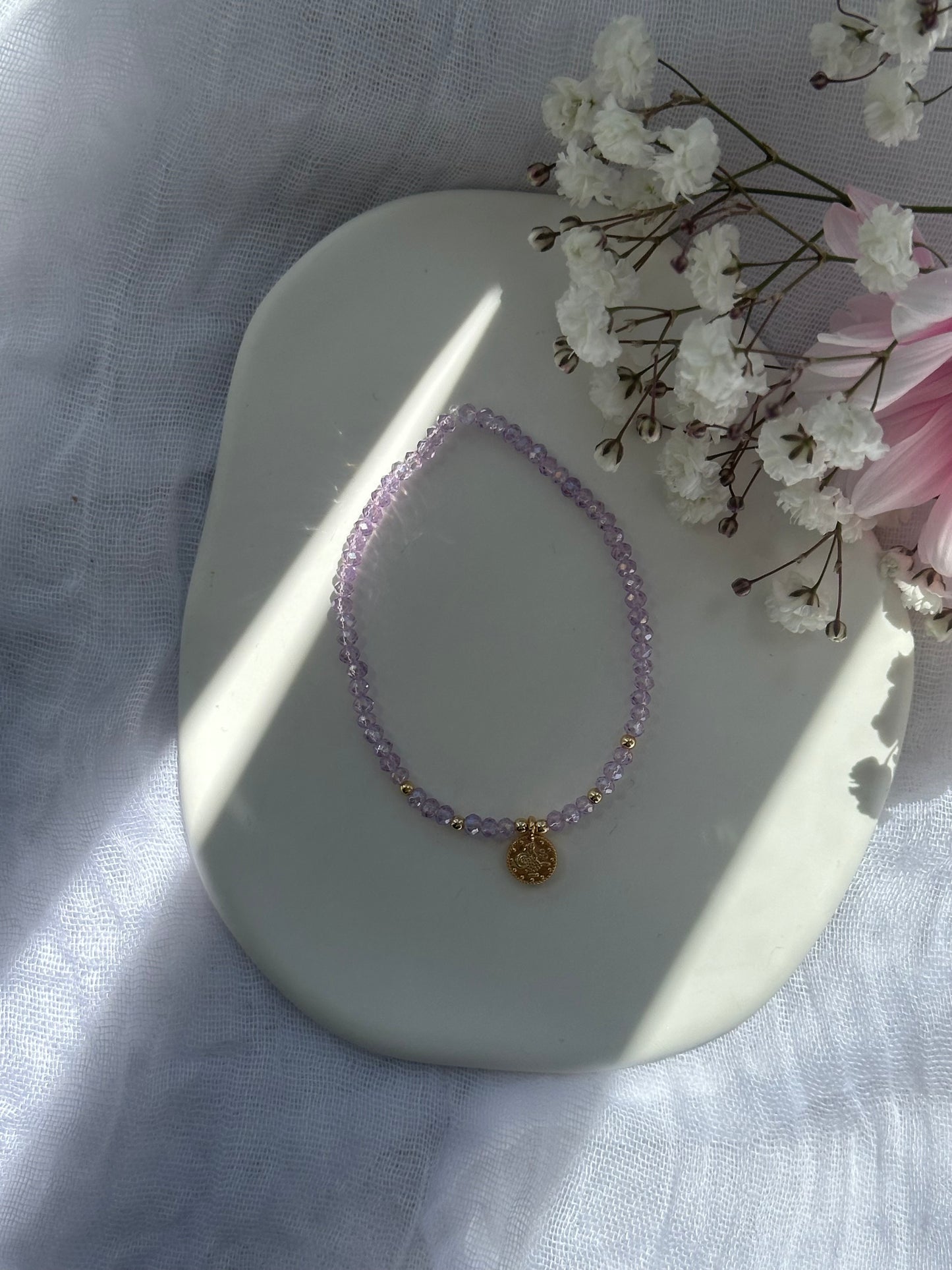 Perlenarmband mit Lila Kristallperlen und goldenen Details + Goldener Taler Anhänger - 10723