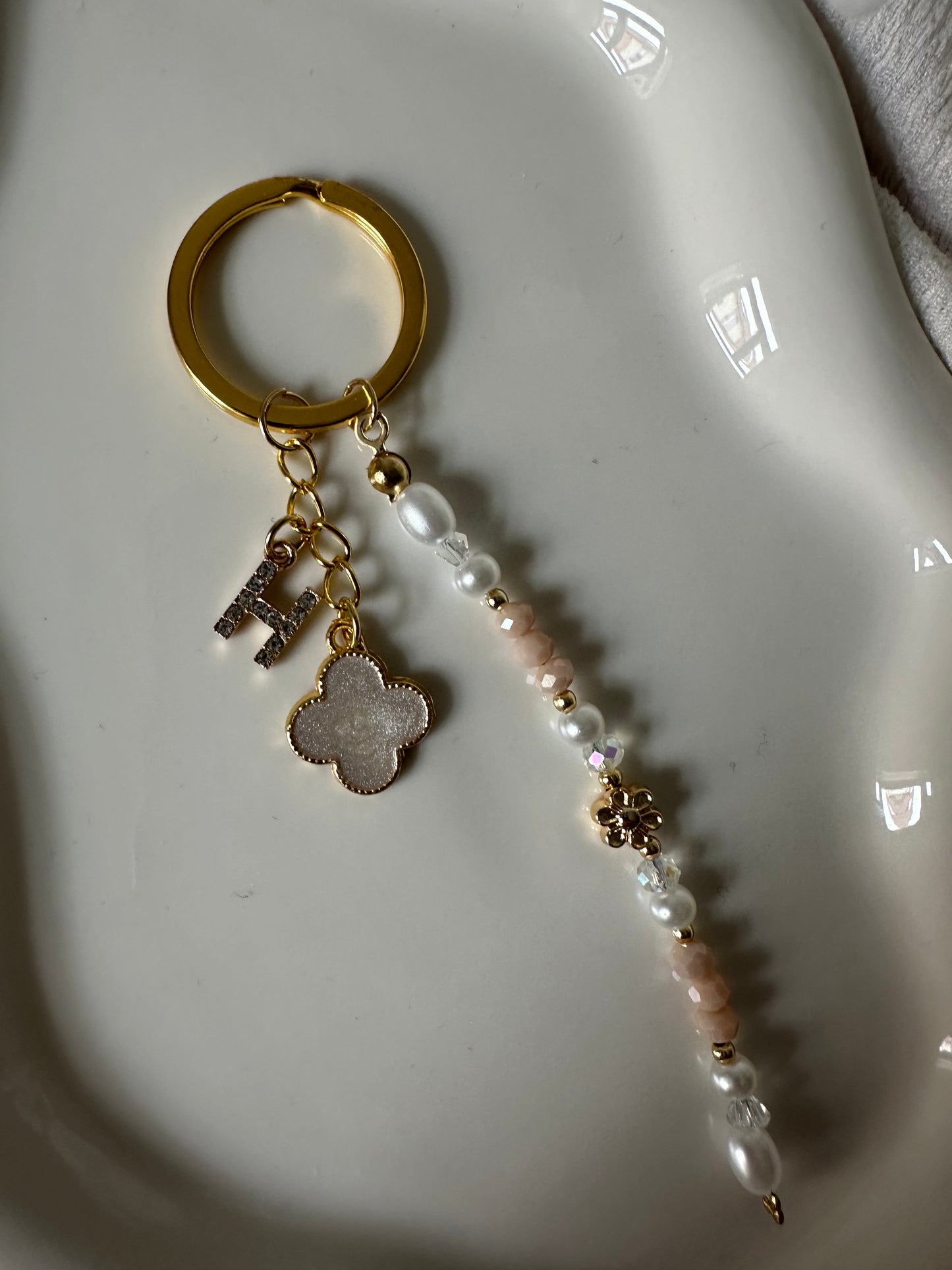 Schlüsselanhänger personalisiert mit Weißen und Goldenen und Beigen Perlen und Kleeblatt Anhänger - 10057