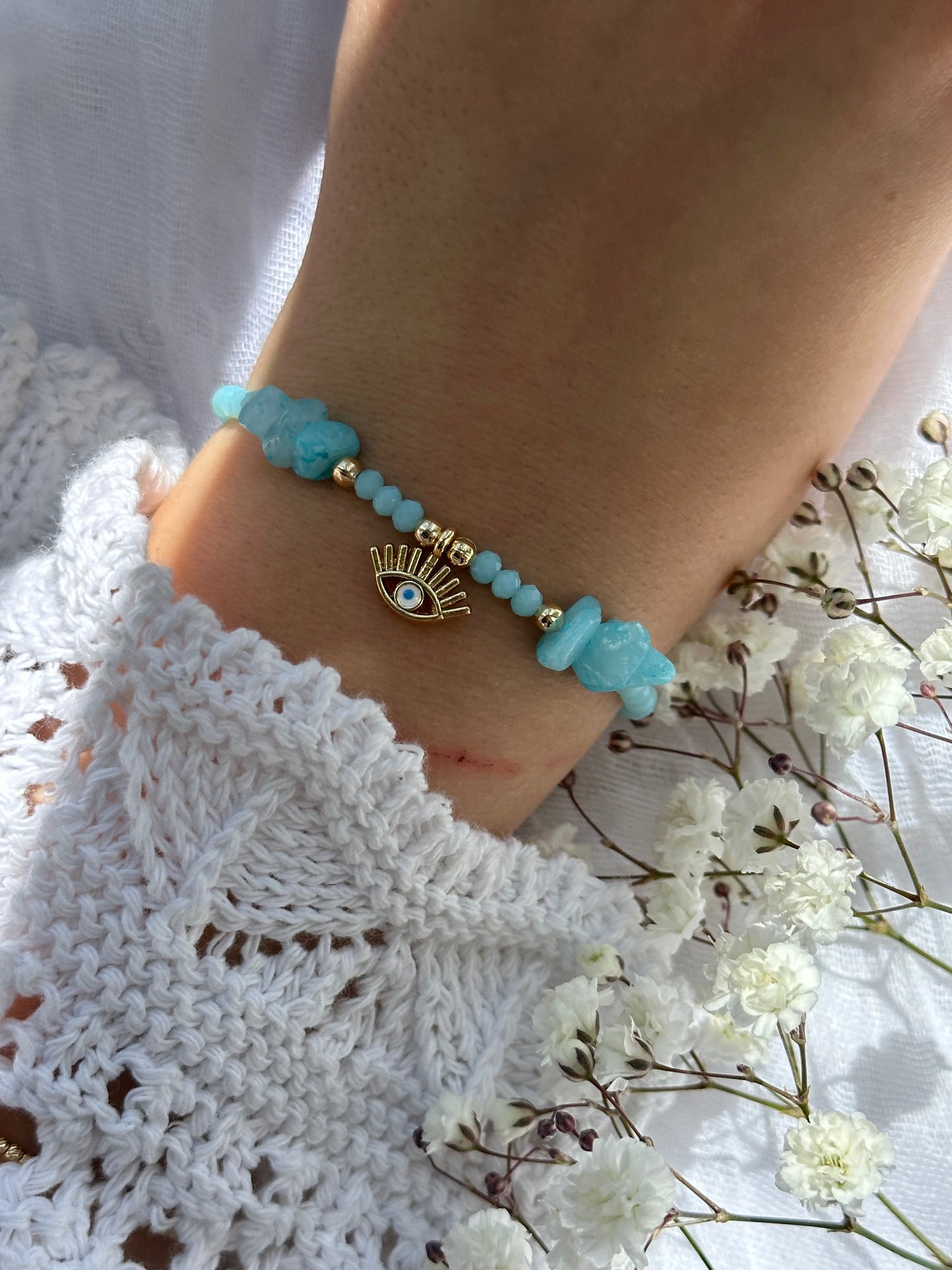 Perlenarmband mit Hellblauen Kristallperlen und Blauen Natursteinen und goldenen Details + Nazar Anhänger - 10750