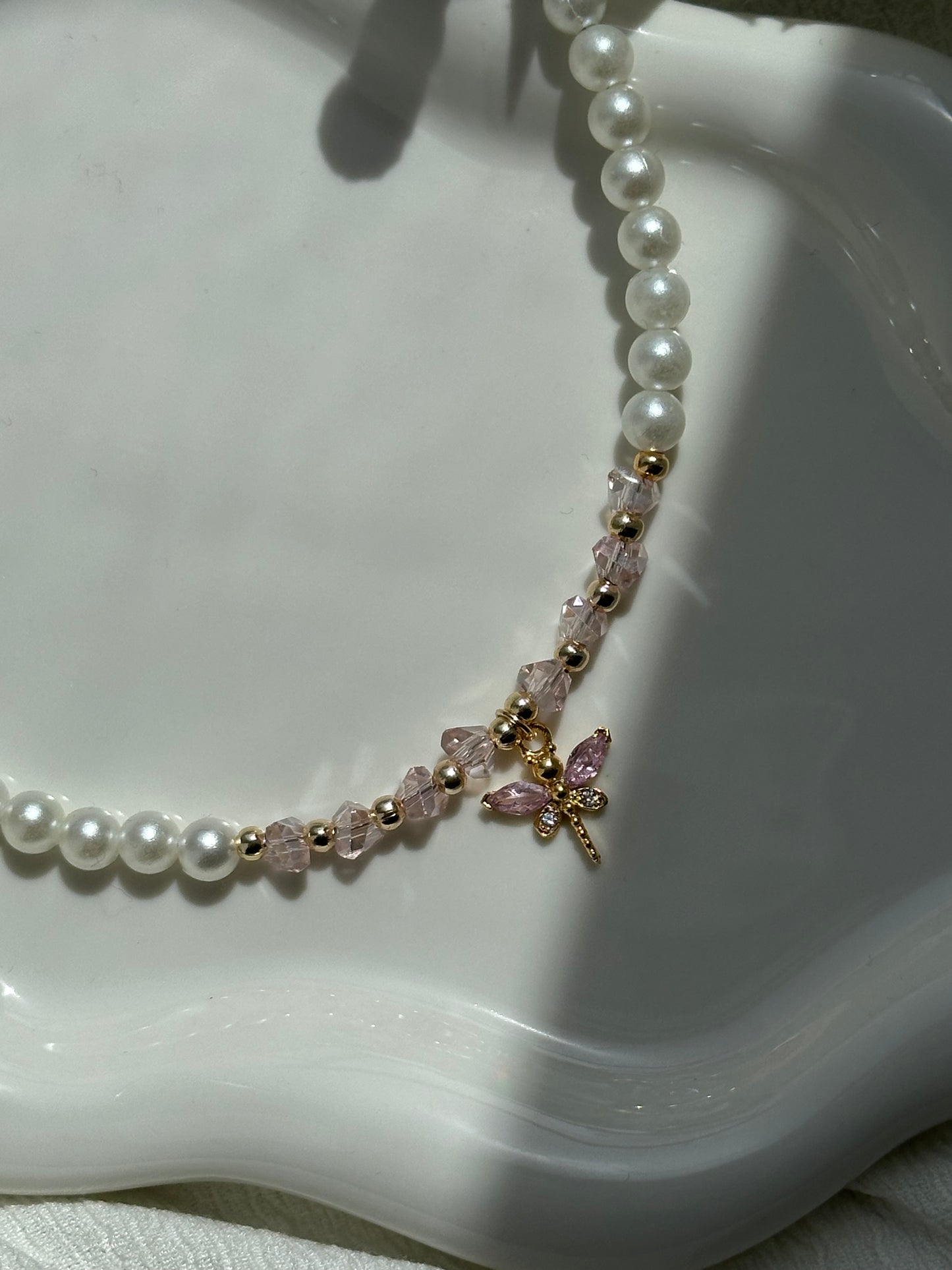 Perlenkette mit Weißen Perlen und Rosa Libellen Anhänger - 10184