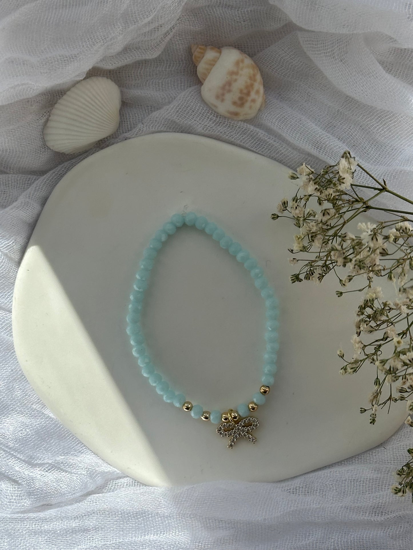 Perlenarmband mit Türkisen Kristallperlen und goldenen Perlen + Schleifen Anhänger - 10818