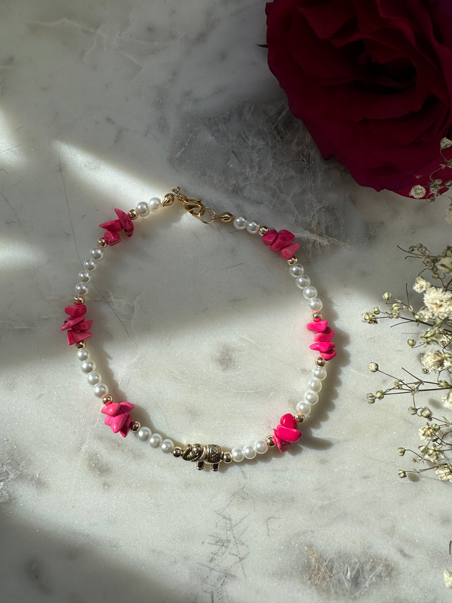Fußkette mit weißen Perlen und Pinken Edelsteilen und Elefanten Anhänger - 10088