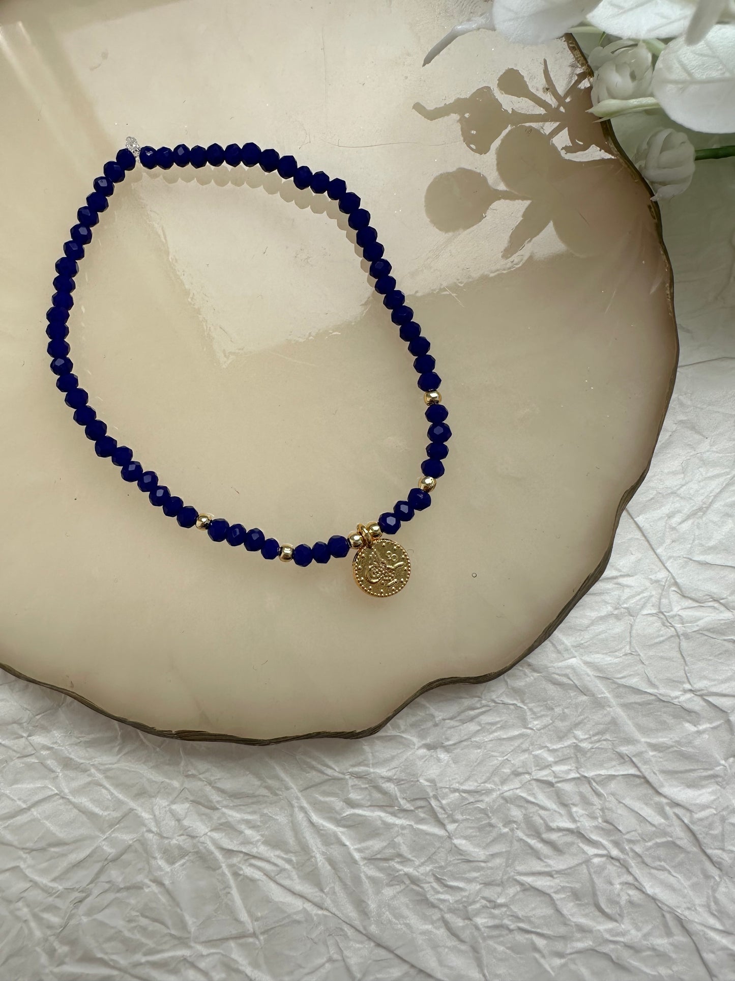 Perlenarmband mit Dunkelblauen Perlen und Goldenen Taler Anhänger - 10238