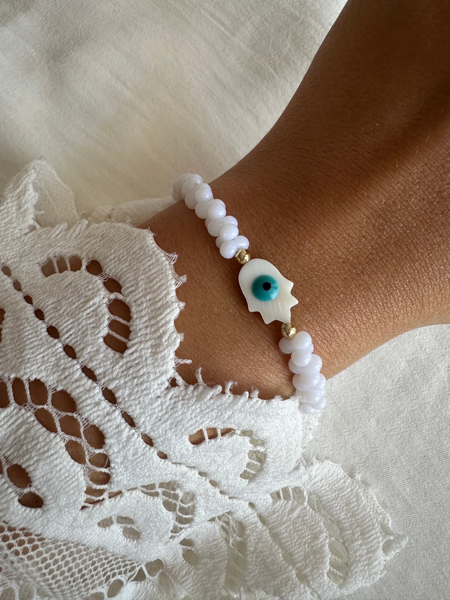 Perlenarmband mit Weißen Perlen und Fatimas Hand Anhänger - 10269