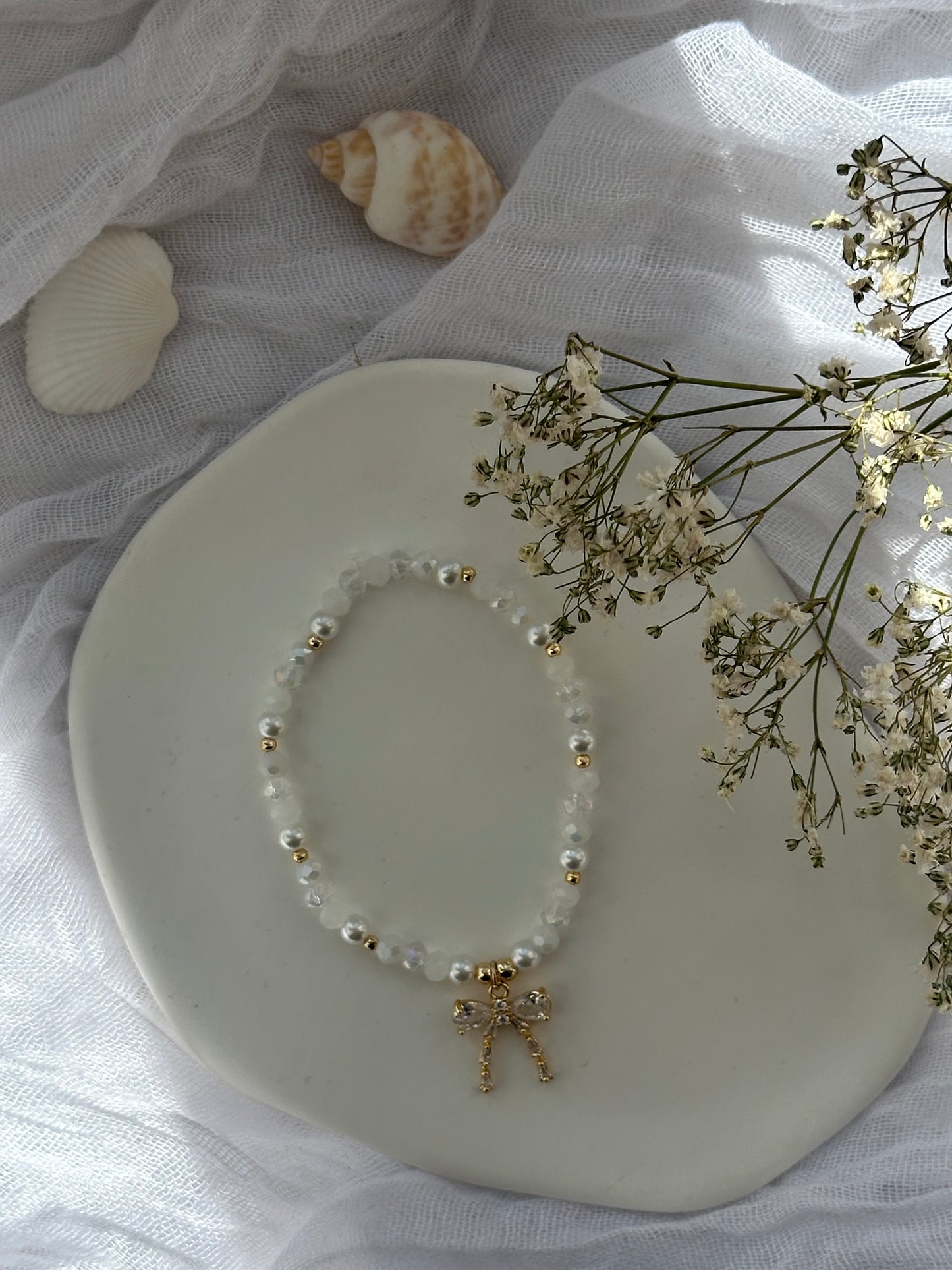 Perlenarmband mit Weißen Perlen und Goldenen Perlen + Schleifen Anhänger - 10841