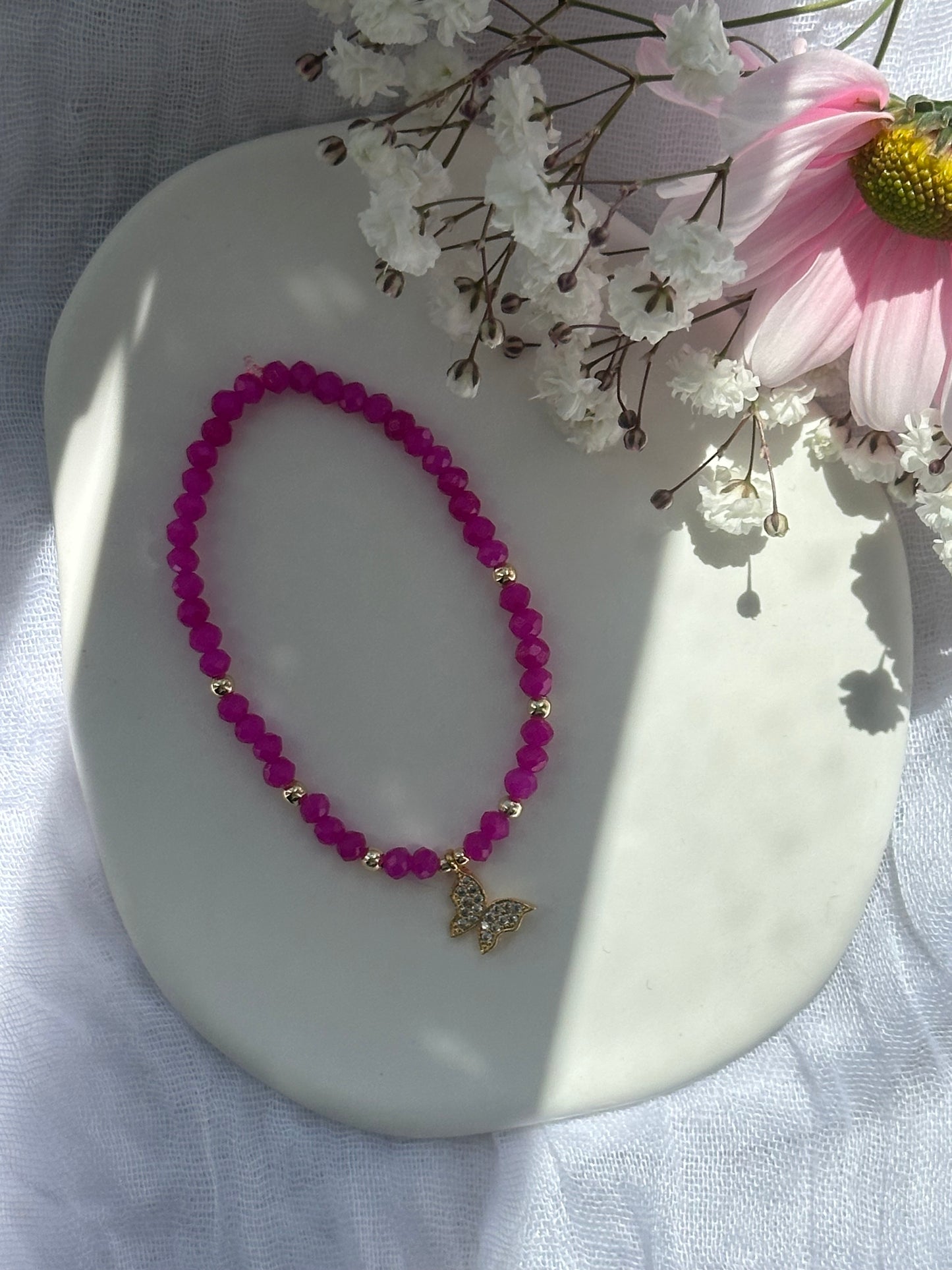 Perlenarmband mit Pinken Kristallperlen und goldenen Details + Schmetterling Anhänger - 10739