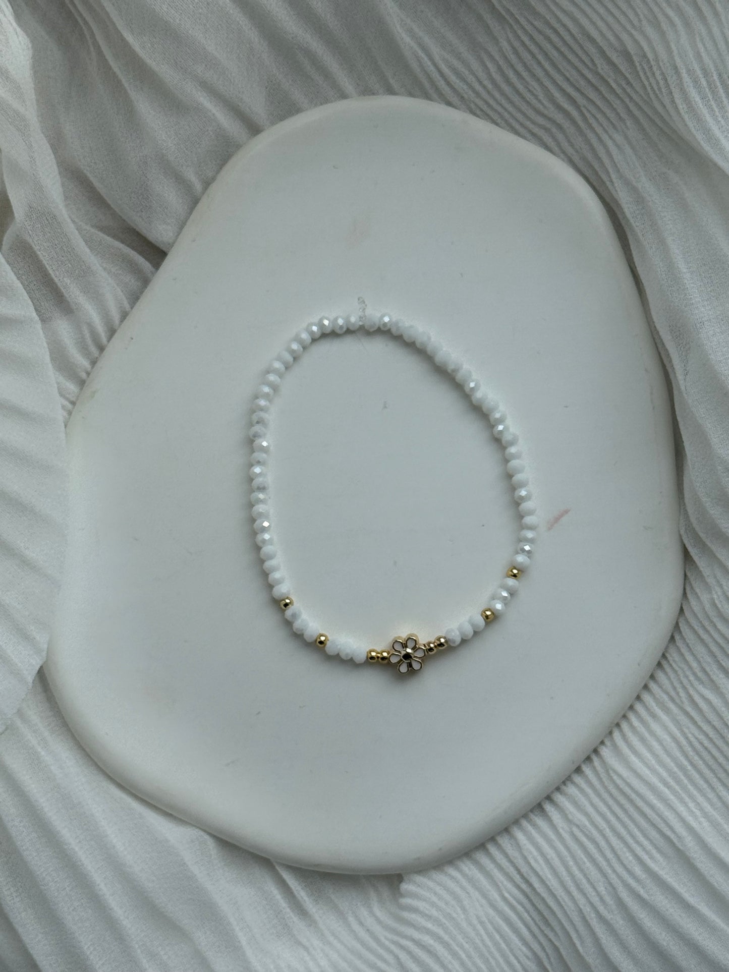 Perlenarmband mit Weißen Kristallperlen, Goldenen Perlen + Blumen Anhänger - 111174