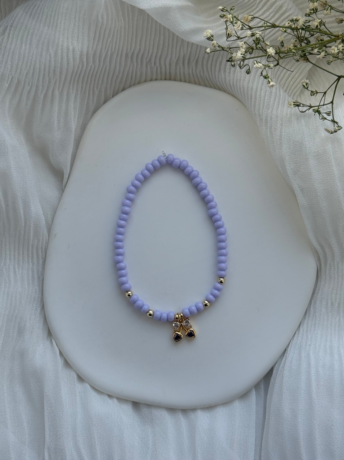 Perlenarmband mit Lila Perlen, Goldenen Perlen + Kirsch Anhänger - 2112