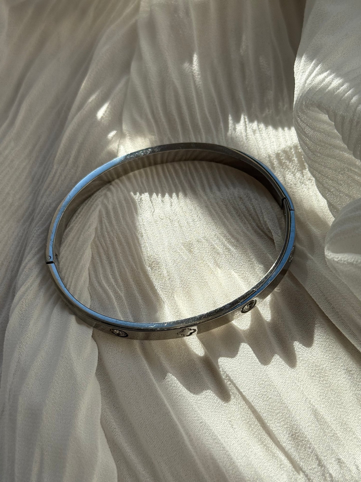 Silberner Armreif mit Steinen und Kleeblatt - 11096