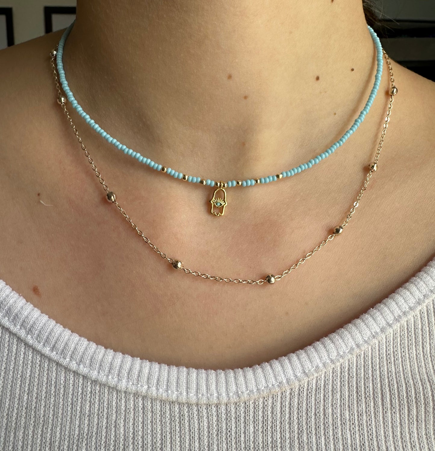 Perlenkette mit Hellblauen Perlen und Fatimas Hand Anhänger - 10160