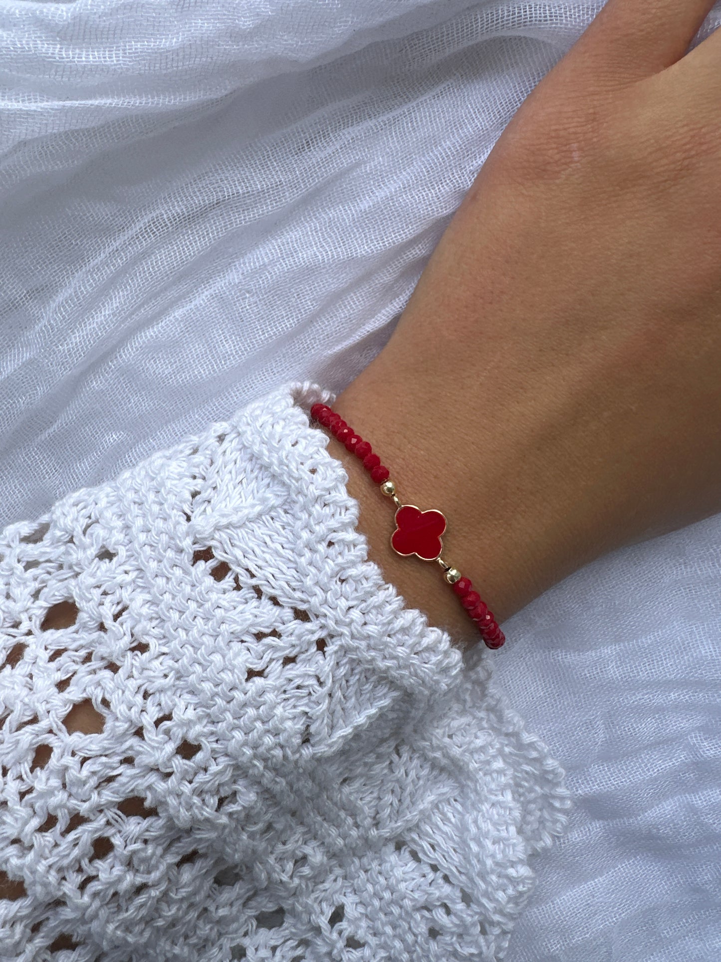 Perlenarmband mit Roten Kristallperlen und Kleeblatt Anhänger - 10284