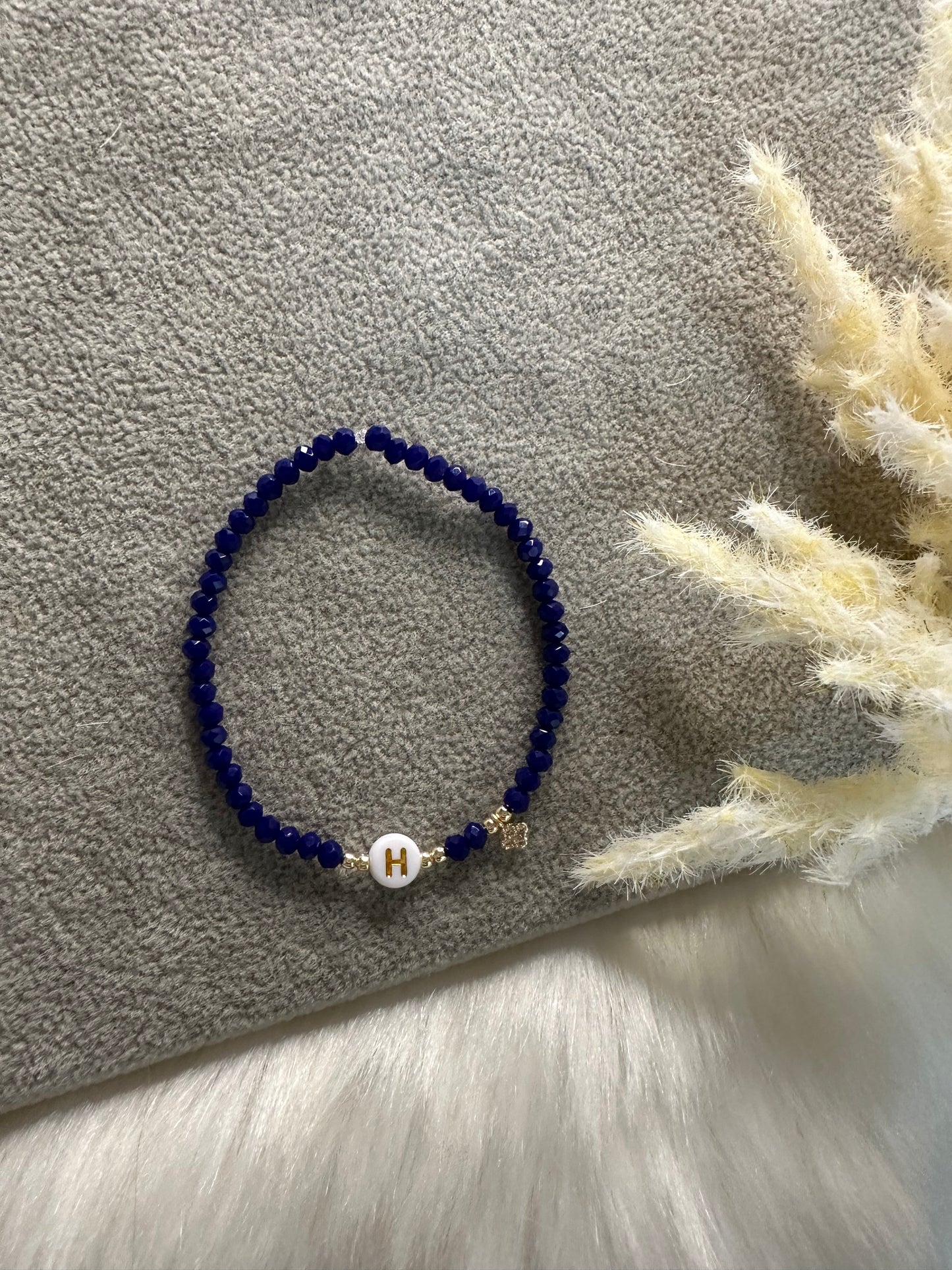 Perlenarmband personalisiert mit Dunkelbauen Kristallperlen und goldenem Kleeblatt Anhänger - 10351