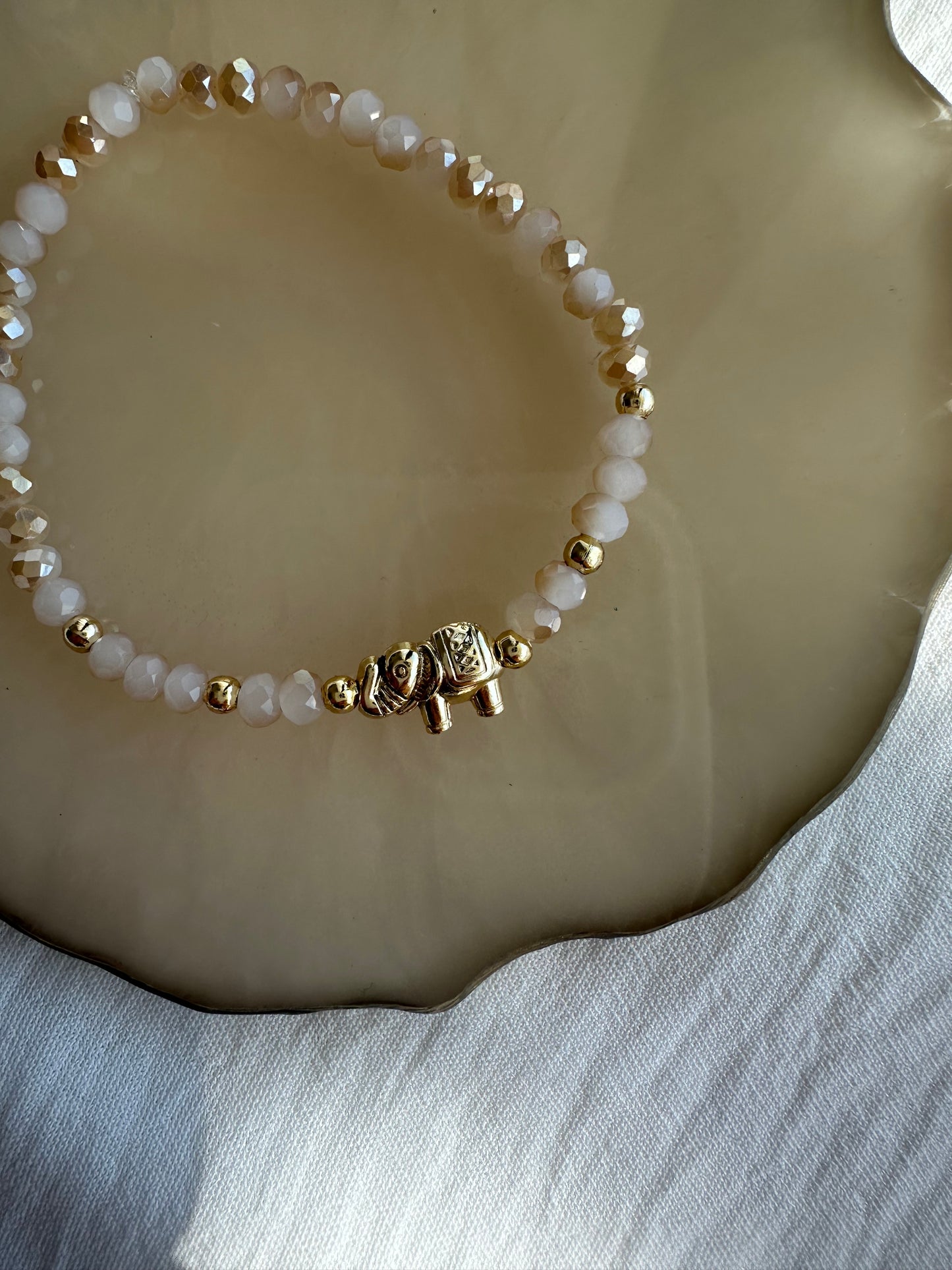 Perlenarmband Beige mit Goldenen Elefanten Anhänger - 10427