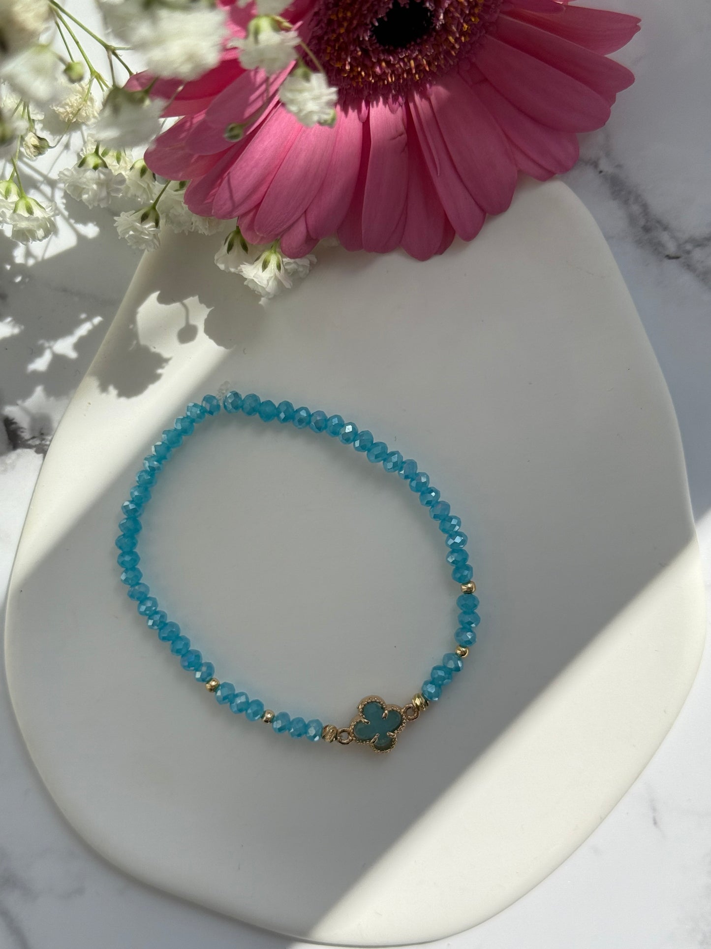 Perlenarmband mit Hellblauen Kristallperlen, Goldenen Perlen + Kleeblatt Anhänger - 10937