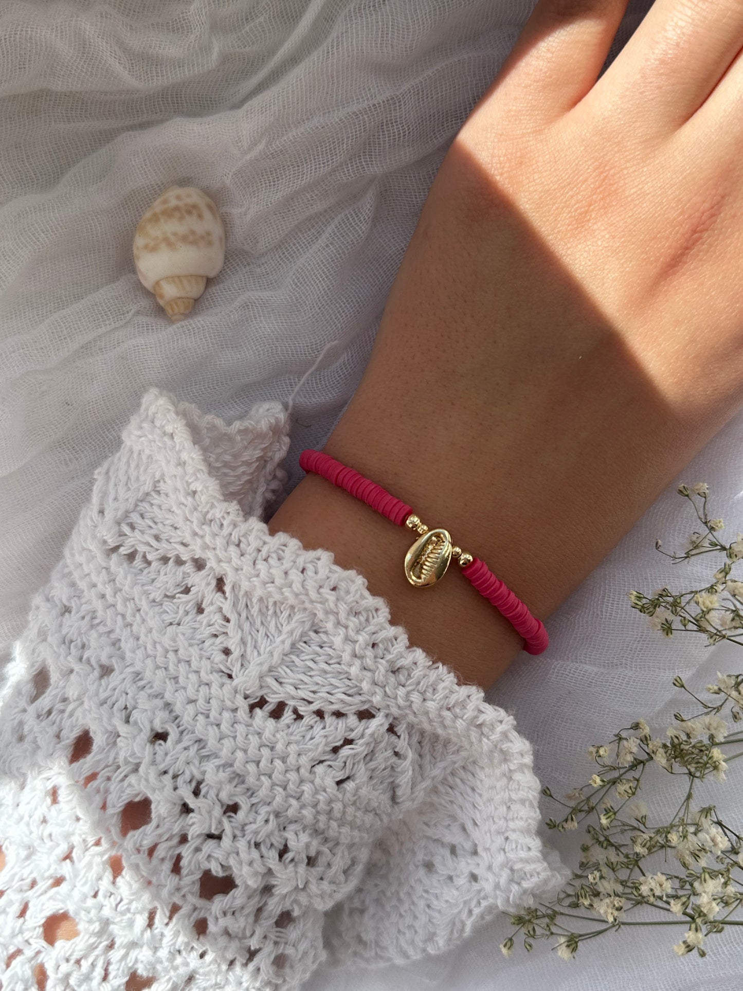 Perlenarmband mit Pinken Fimo Perlen, goldenen Perlen + Muschel Anhänger - 10816