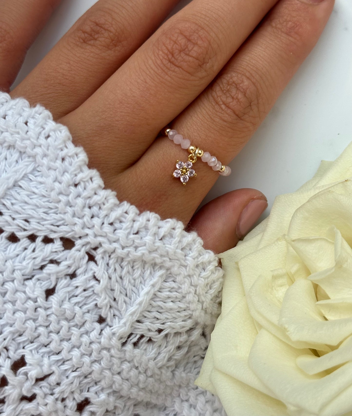 Perlenring mit Rosa Kristallperlen und goldenen Details + Blumen Anhänger - 10909