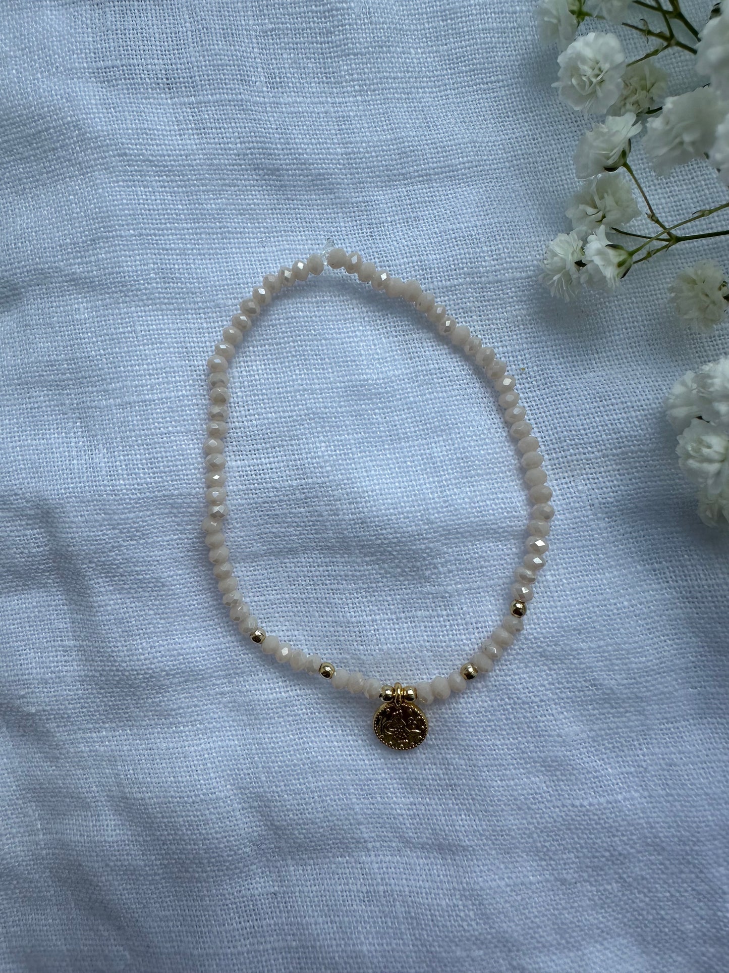 Perlenarmband mit Beigen Kristallperlen und Goldenen Taler Anhänger - 10439