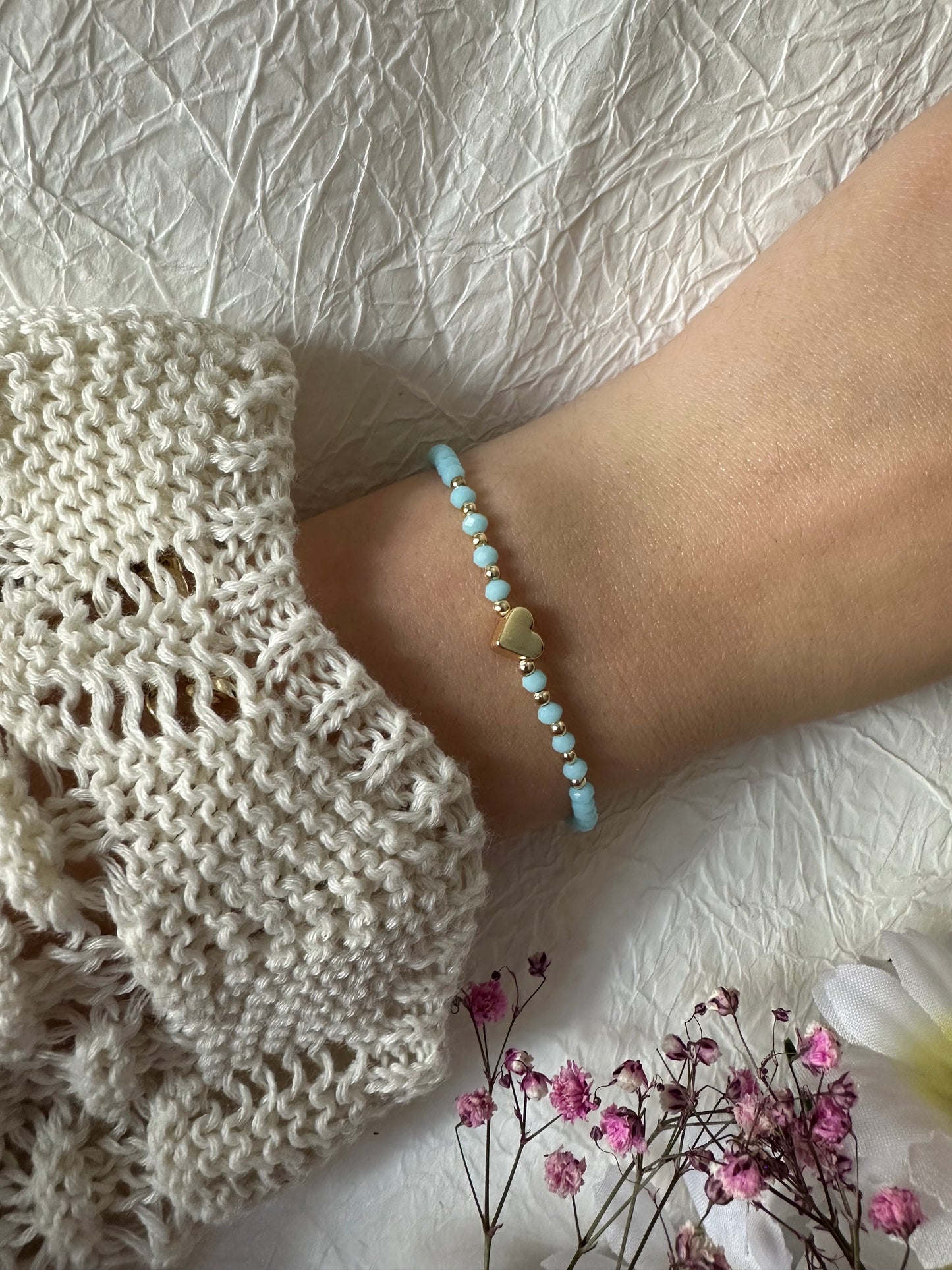 Perlenarmband mit Hellblauen Kristallperlen und Goldenen Herz Anhänger - 10244