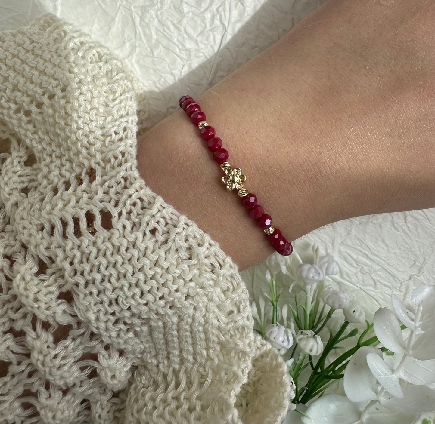 Perlenarmband mit Roten Perlen und Blumen Anhänger - 10364