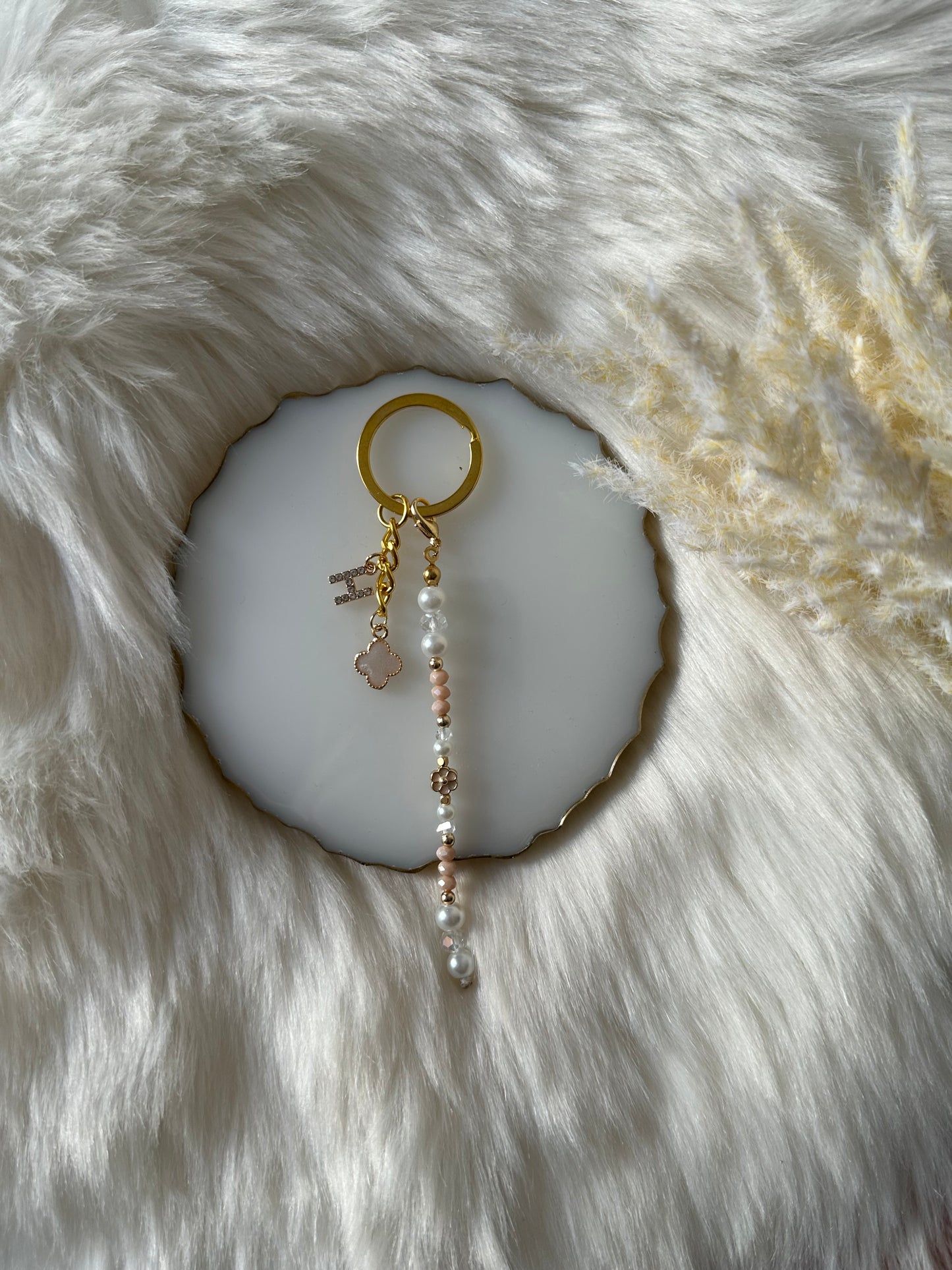 Schlüsselanhänger personalisiert mit Beigen und Weißen Perlen und Kleeblatt Anhänger - 10052