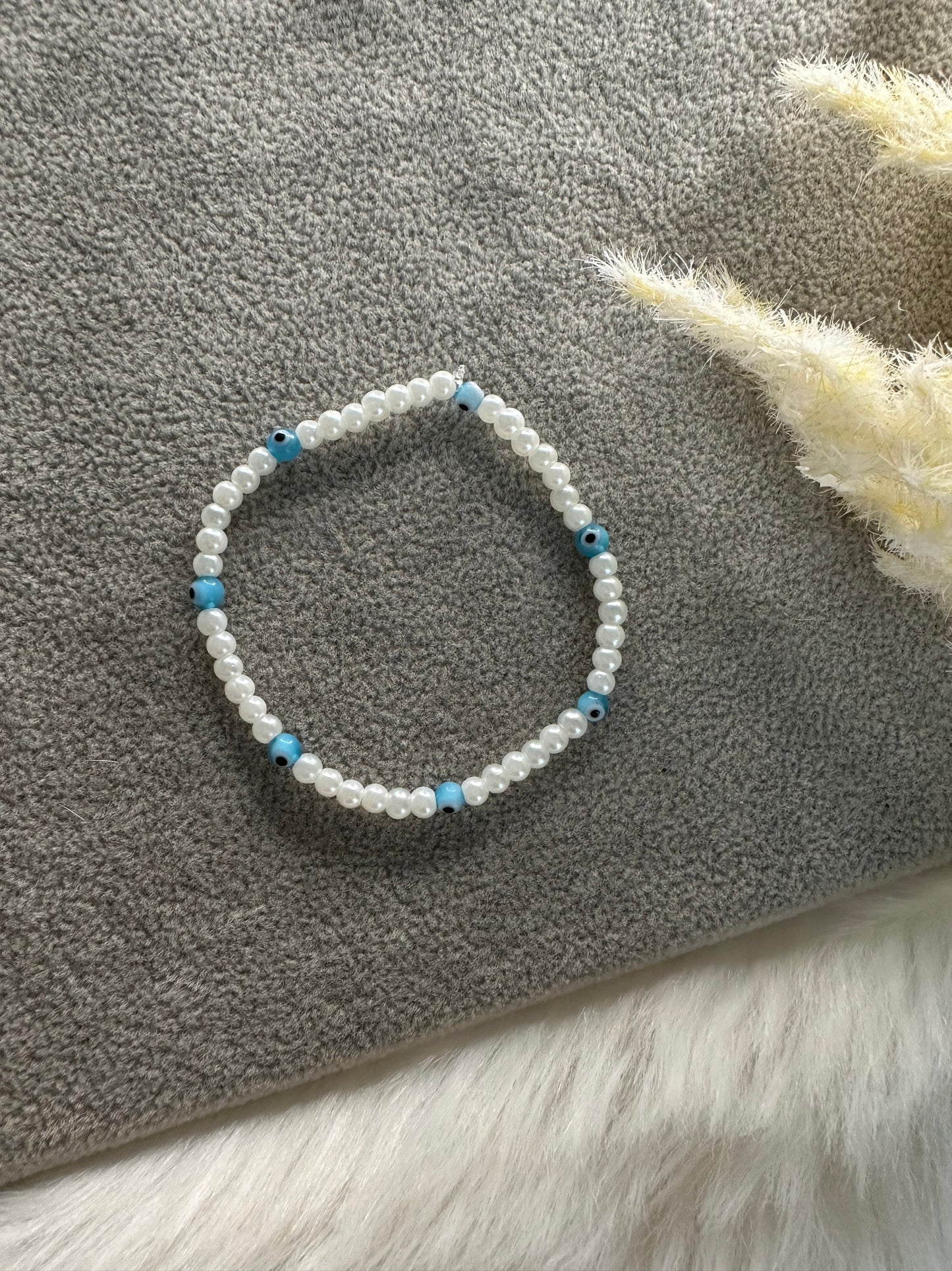 Perlenarmband mit weißen Perlen und kleinen Evil eye / Nazar Perlen - 10304