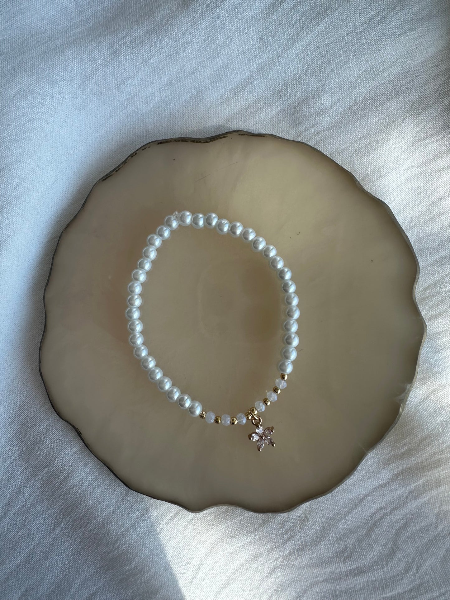 Perlenarmband mit Weißen Glasperlen und Weißen Kristallperlen + Blumen Anhänger - 10428