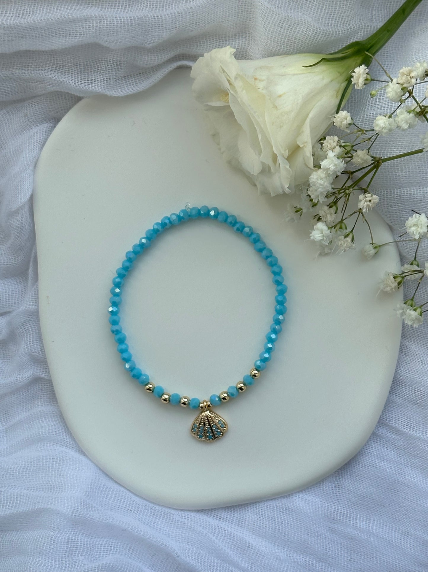 Perlenarmband mit Blauen Kristallperlen und Muschel Anhänger - 10540
