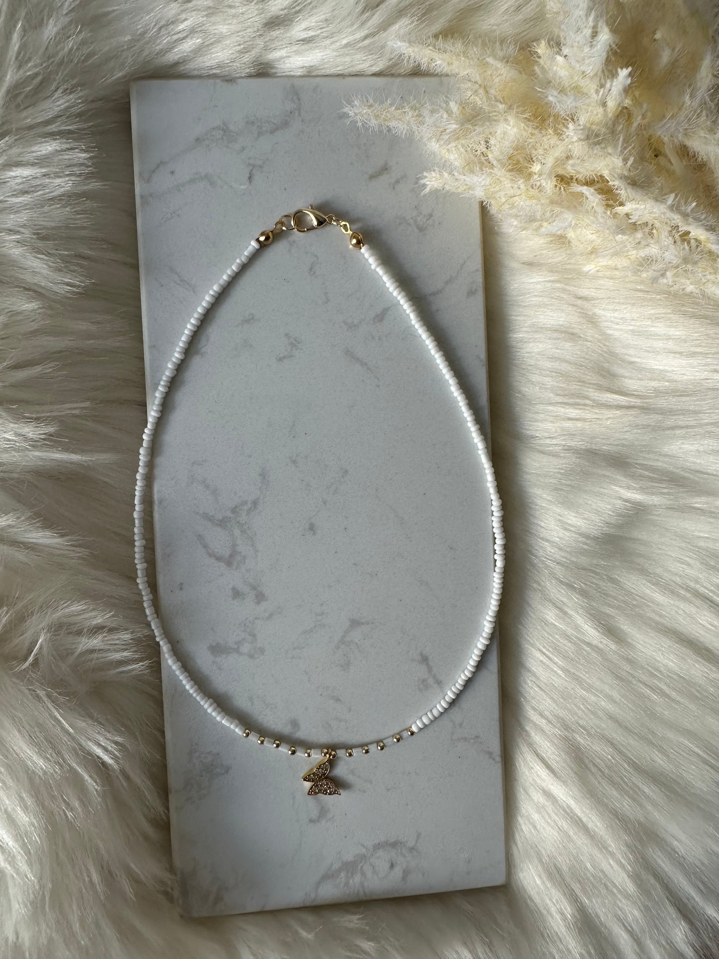 Perlenkette chocker weiß mit goldenen Schmetterling Anhänger - 10183