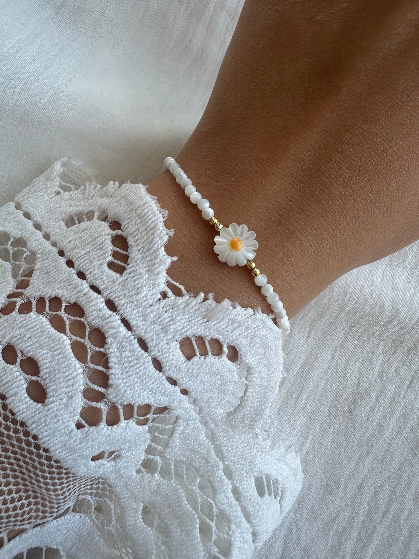 Perlenarmband mit Weißen Glasperlen und Gänseblümchen Anhänger - 10403