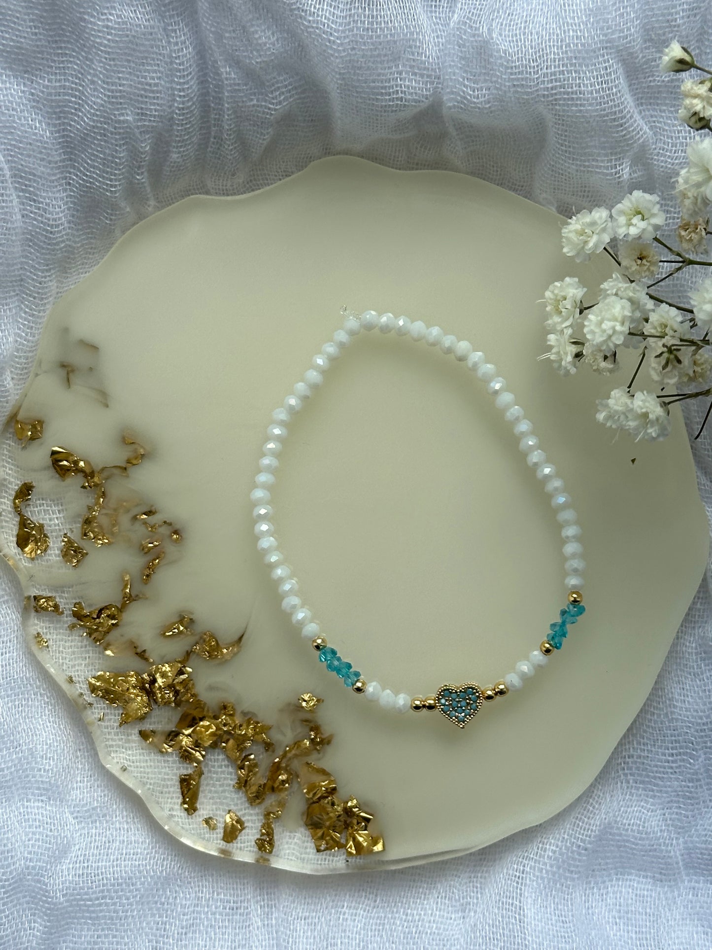 Perlenarmband mit Weißen und Blauen Kristallperlen und Zirkonia Herz Anhänger - 10522