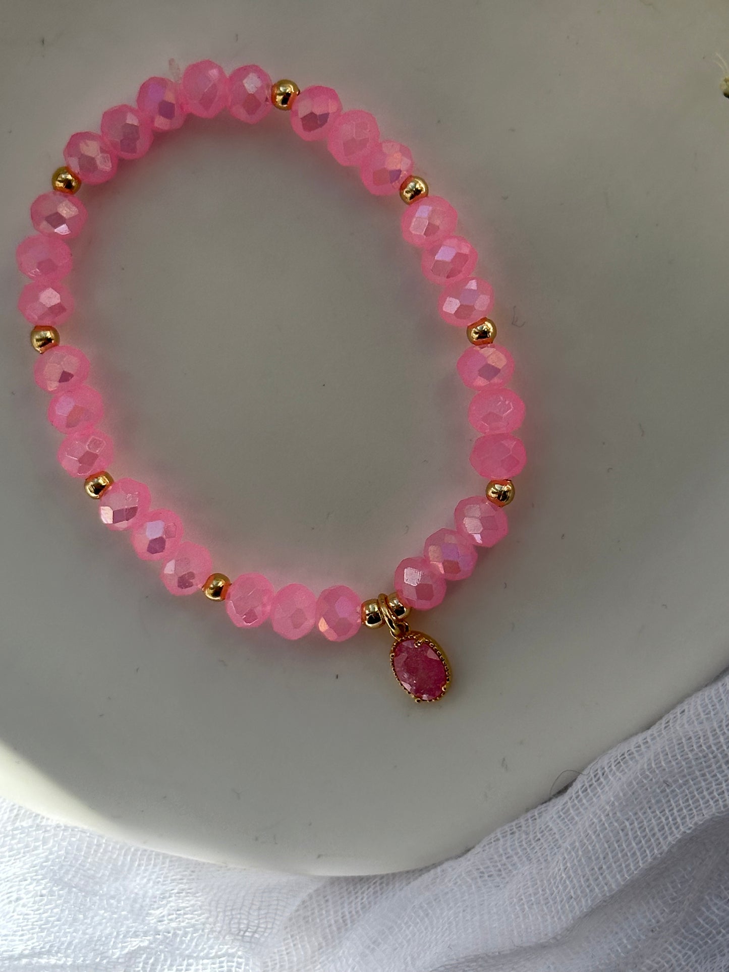 Perlenarmband mit Rosa Kristallperlen, goldenen Perlen und einem Anhänger - 10815