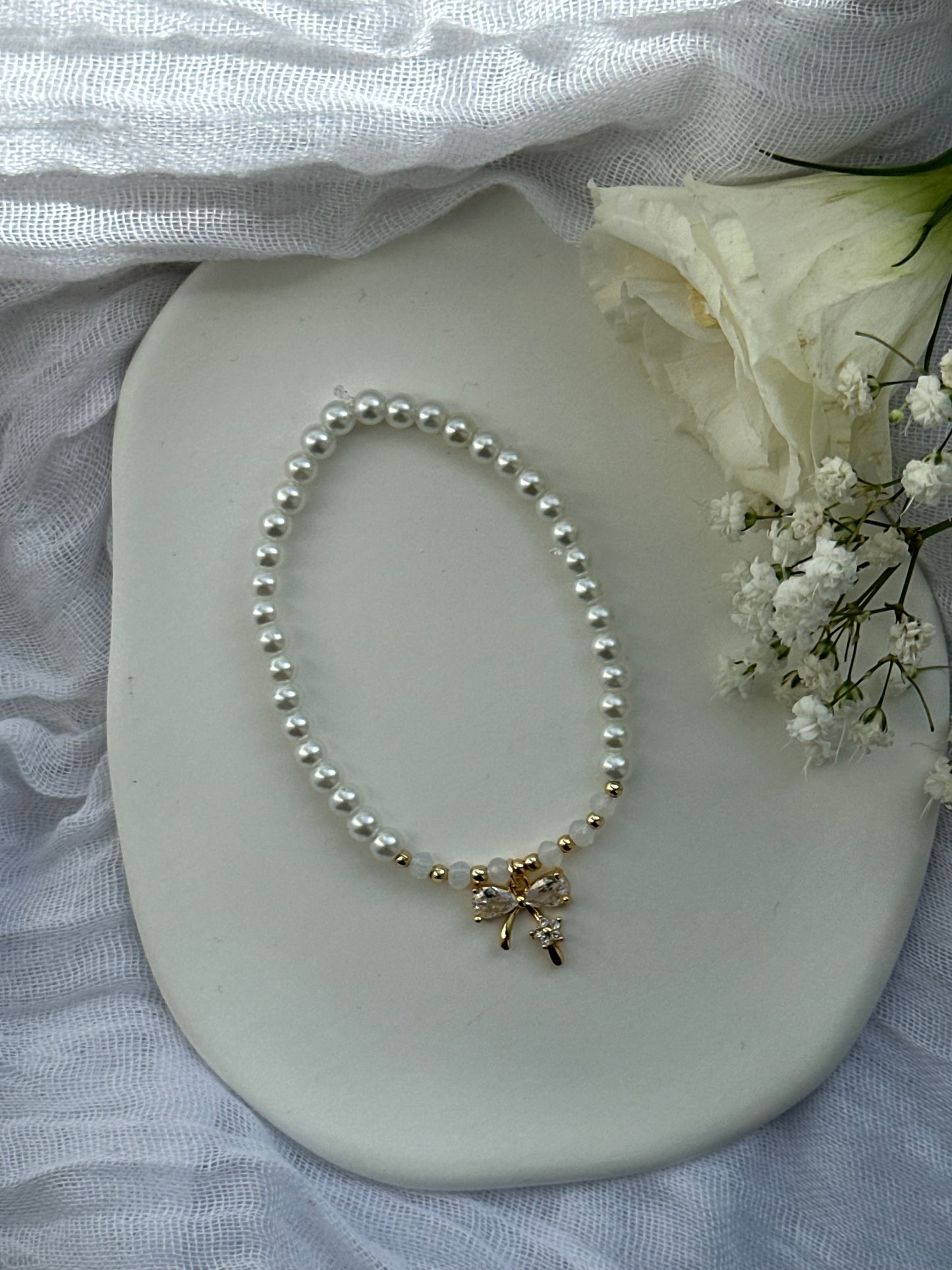 Perlenarmband mit Weißen Perlen und Schleifen Anhänger - 10562