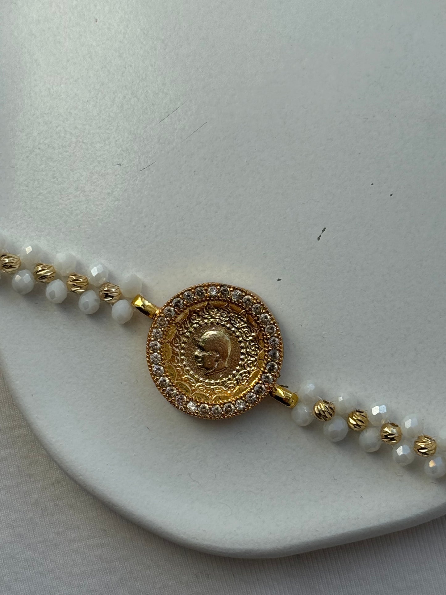 Perlenarmband mit Weißen Kristallperlen und Dorika Perlen + Rahmen Anhänger - 2090