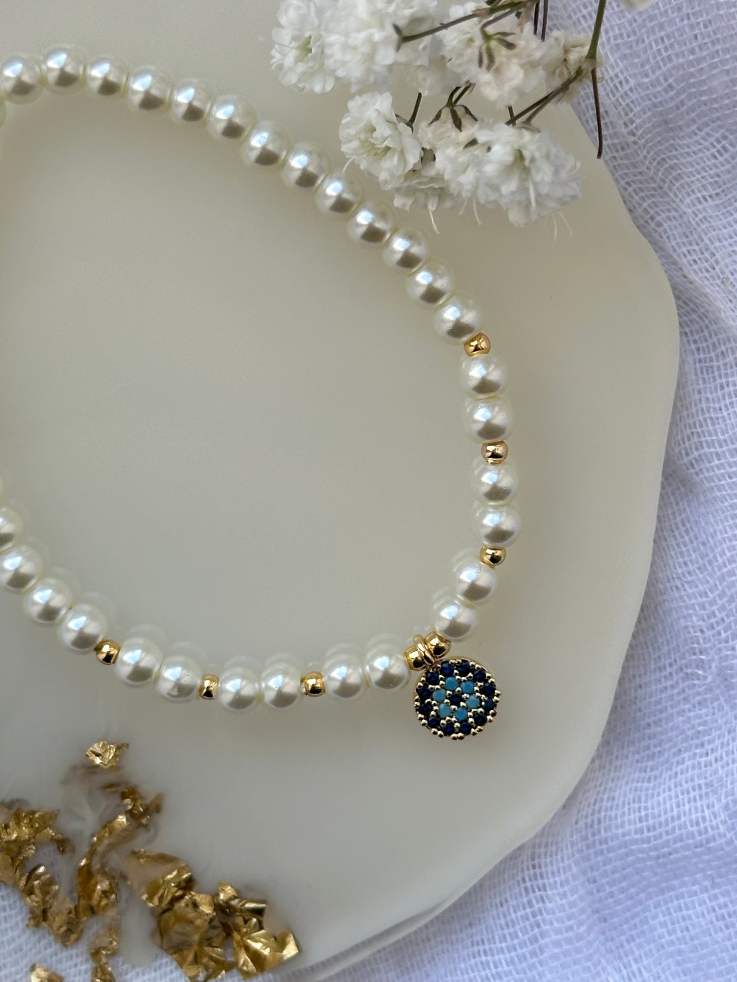 Perlenarmband mit Weißen / Beigen Glasperlen und Nazar / evil eye Anhänger - 10498