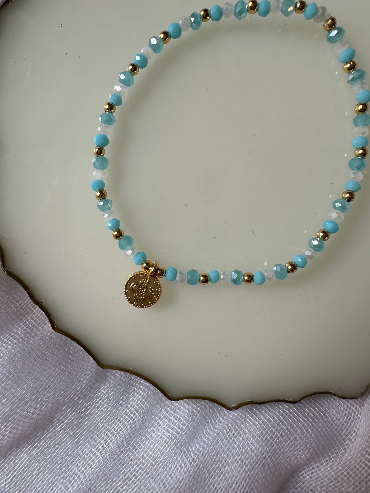 Perlenarmband mit bunten Kristallperlen und Goldenen Taler Anhänger - 10375