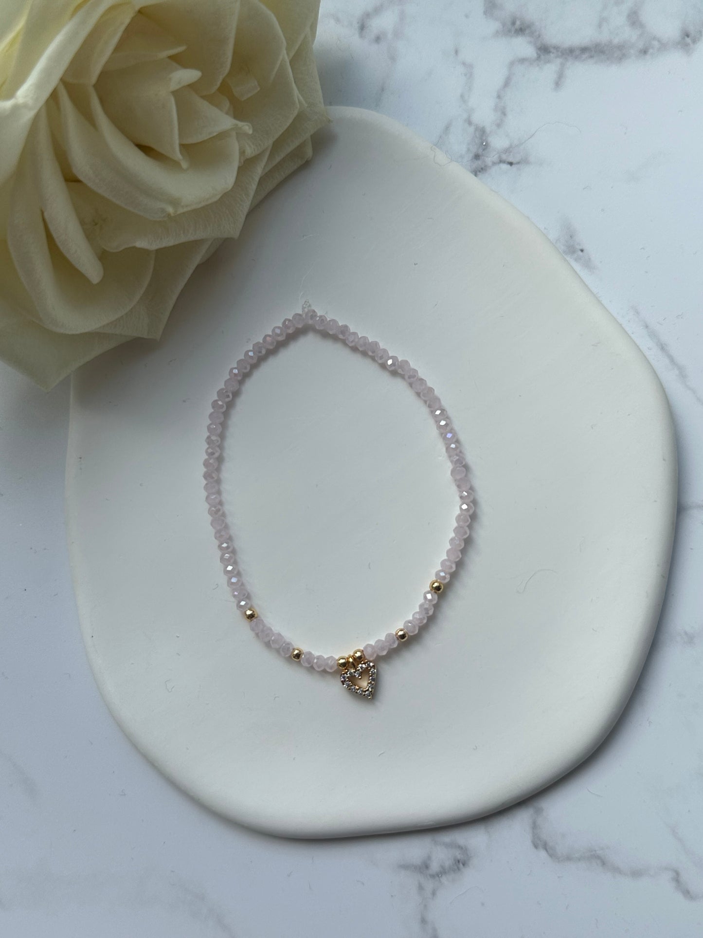 Perlenarmband mit Rosa Kristallperlen, Goldenen Perlen + Herz Anhänger - 10901