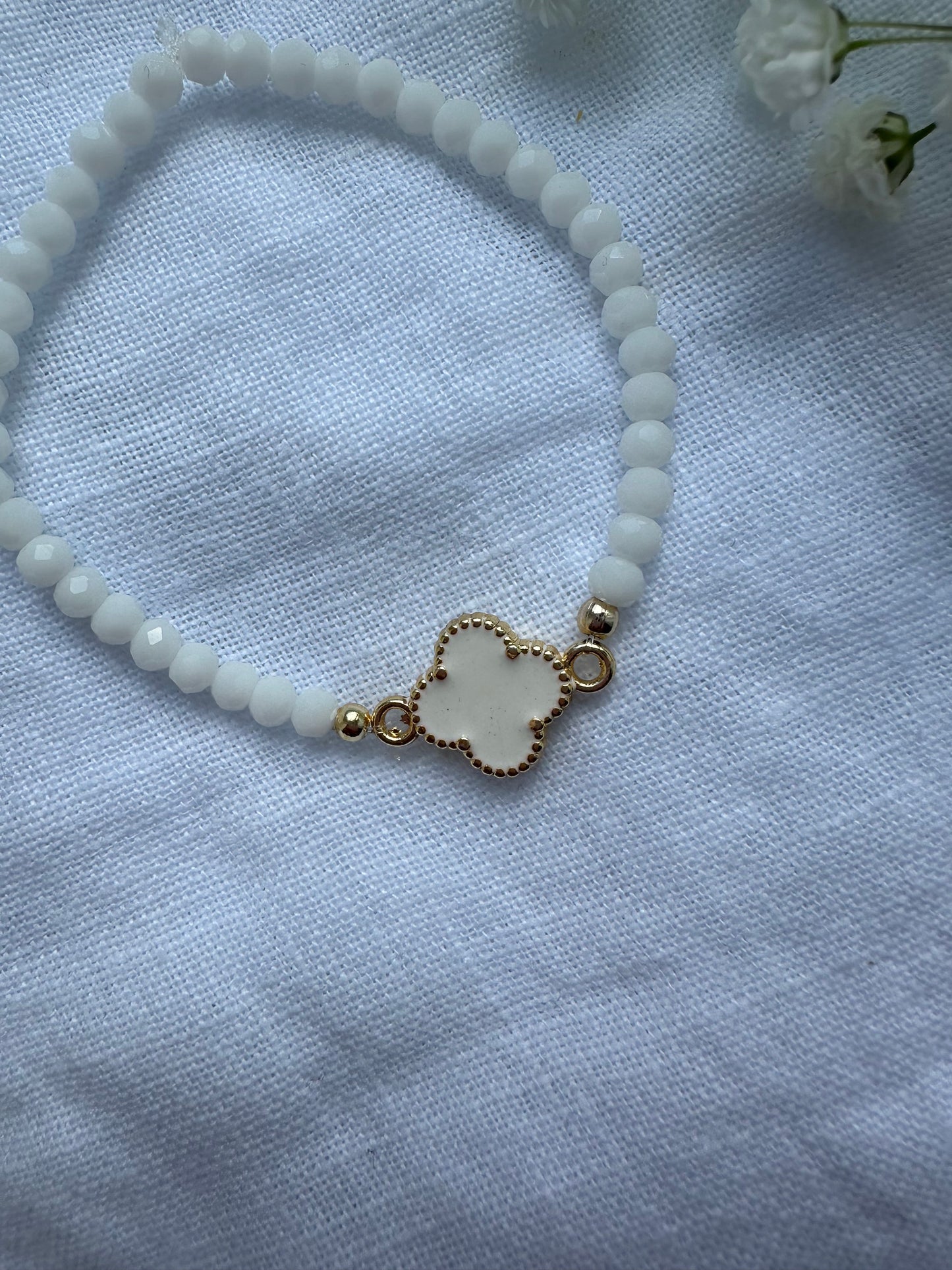 Perlenarmband mit Weißen Kristallperlen und Kleeblatt Anhänger - 10486