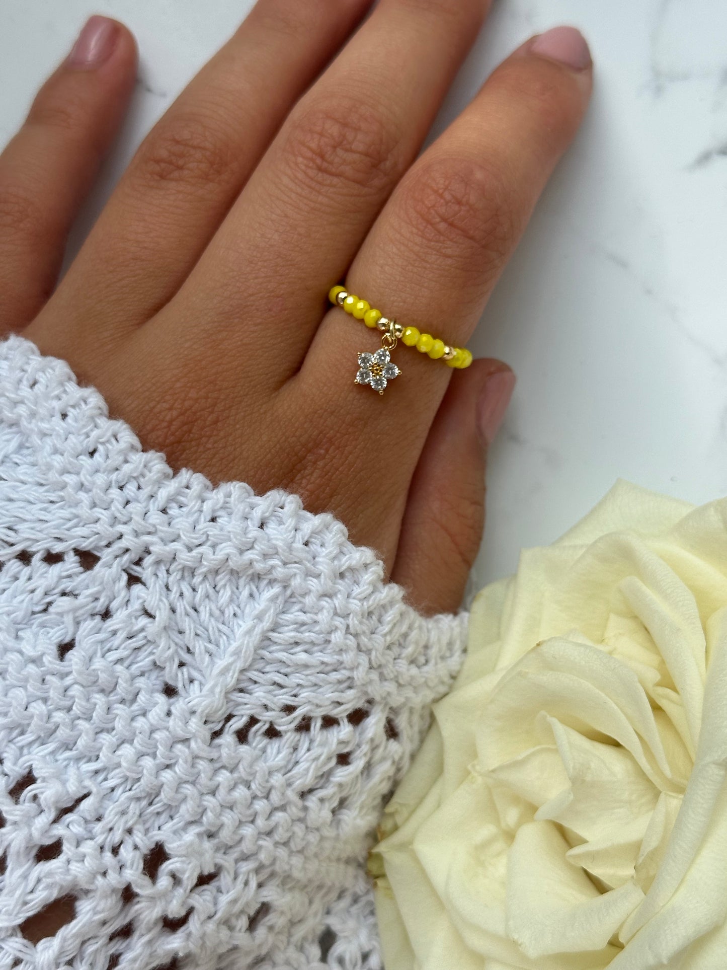 Perlenring mit Gelben Kristallperlen und goldenen Details + Blumen Anhänger - 10908