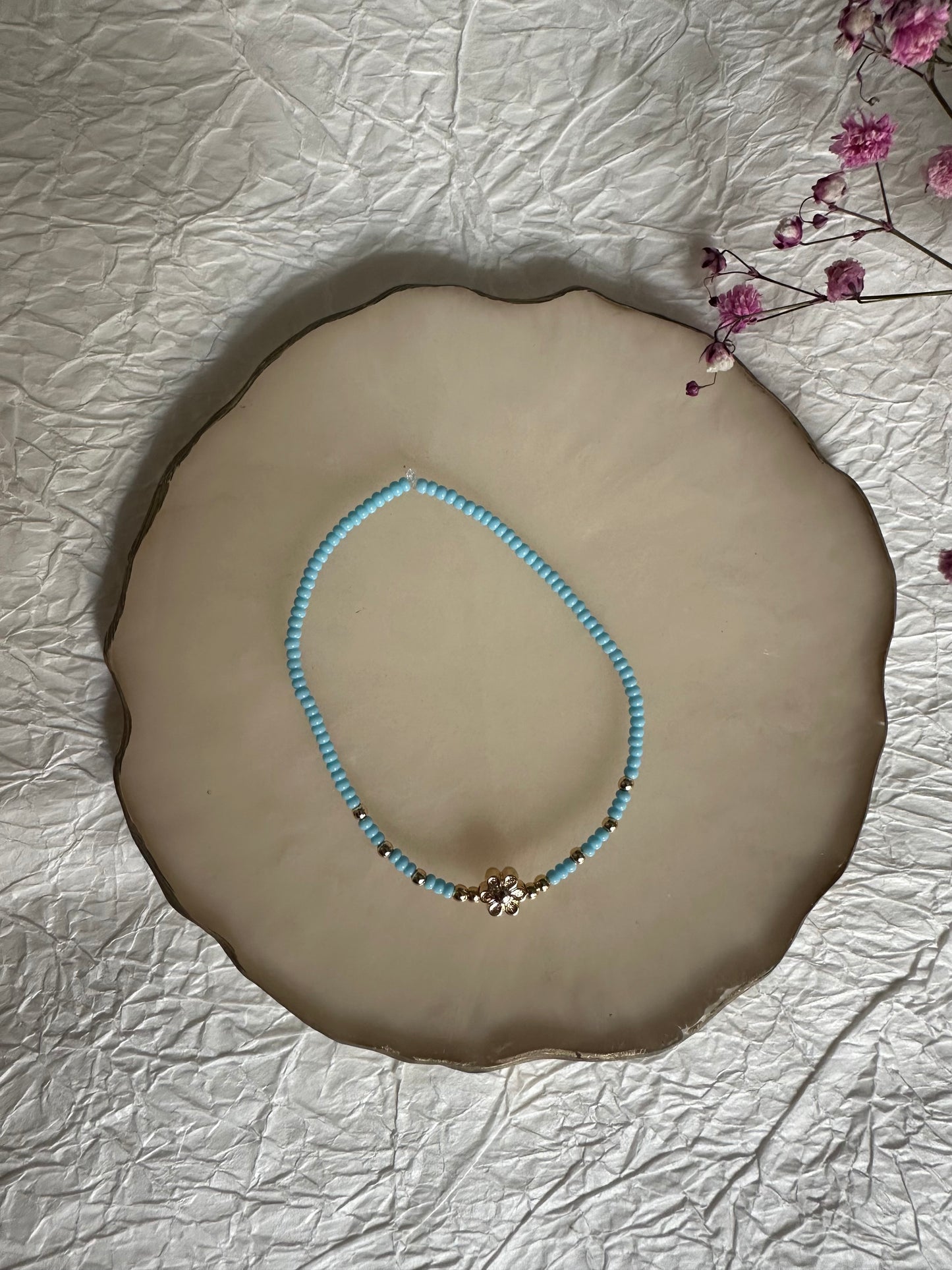 Perlenarmband mit Hellblauen Perlen und Blumen Anhänger - 10312