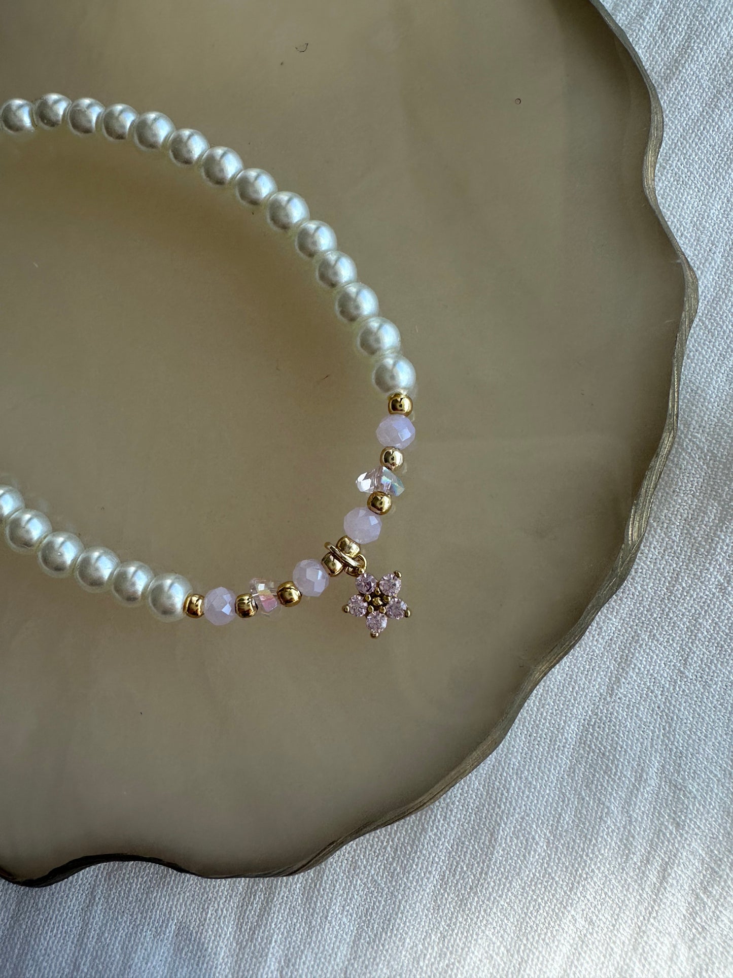 Perlenarmband mit Weißen Glasperlen und Rosa Kristallperlen + Blumen Anhänger - 10457