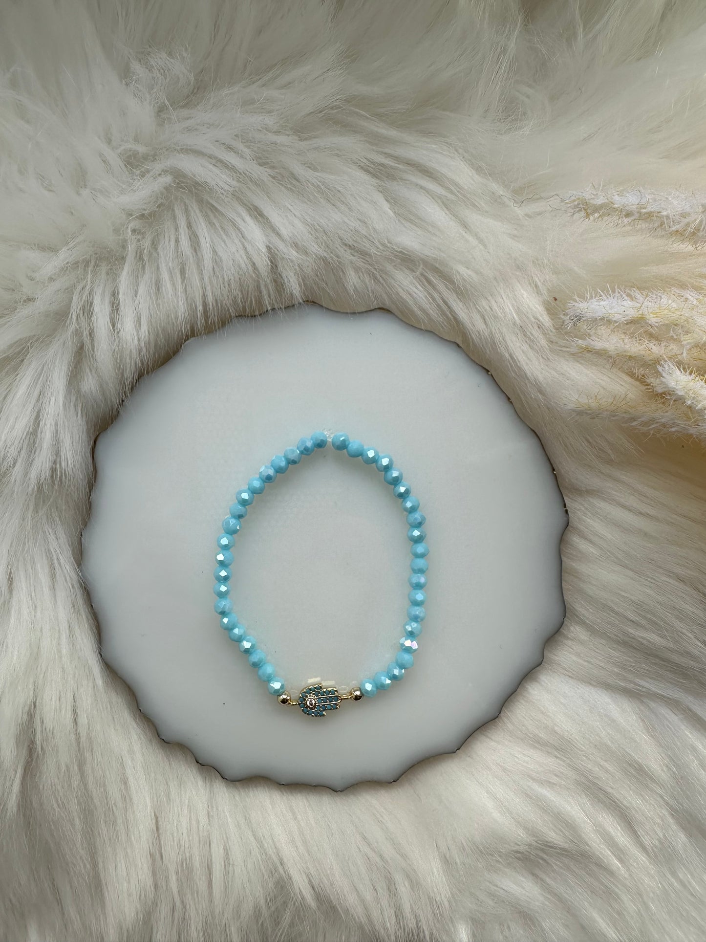 Perlenarmband Hellblau mit Fatimas Hand Anhänger - 10356