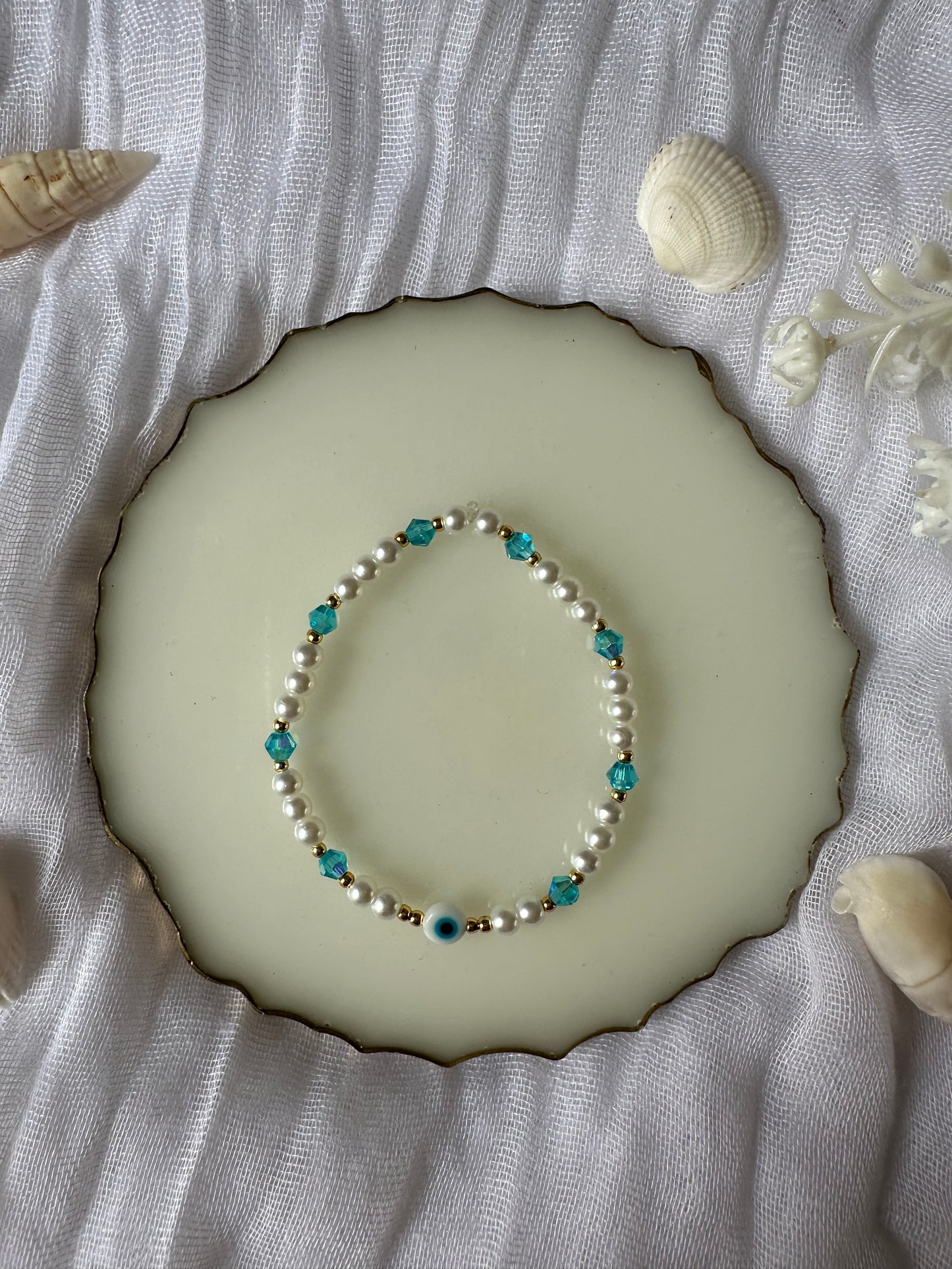 Perlenarmband mit Weißen Perlen und Blauen Kristallperlen und Nazar - 10253