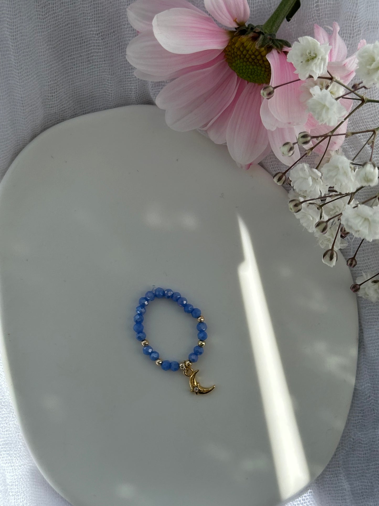 Perlenring mit Blauen Kristallperlen und goldenen Details + Mond Anhänger - 10784