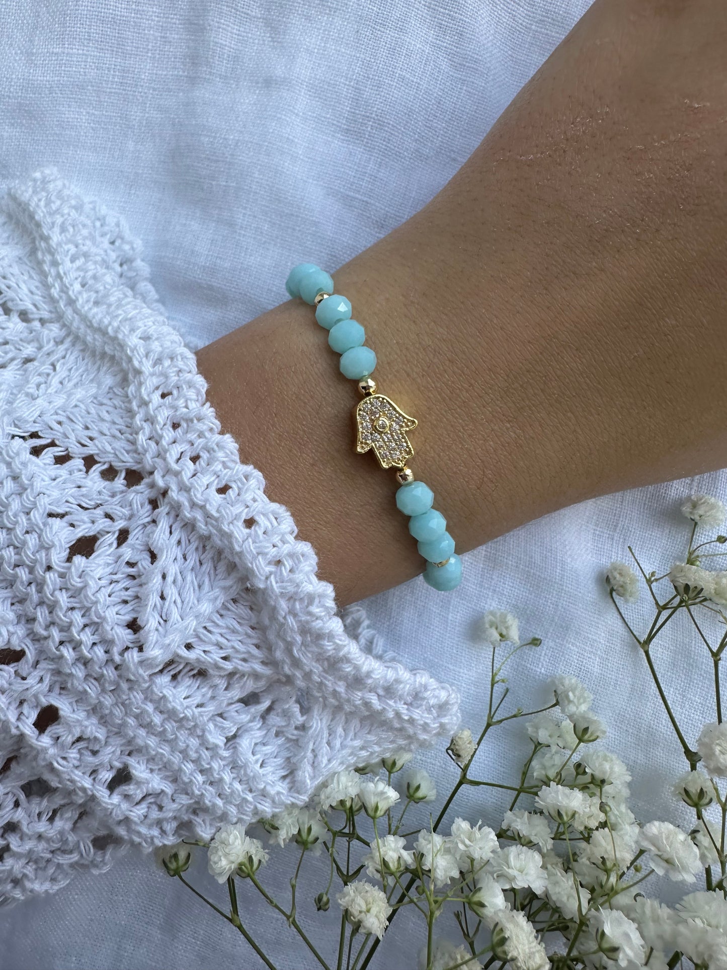 Perlenarmband mit Hellblauen Kristallperlen und Fatimas Hand Anhänger - 10249