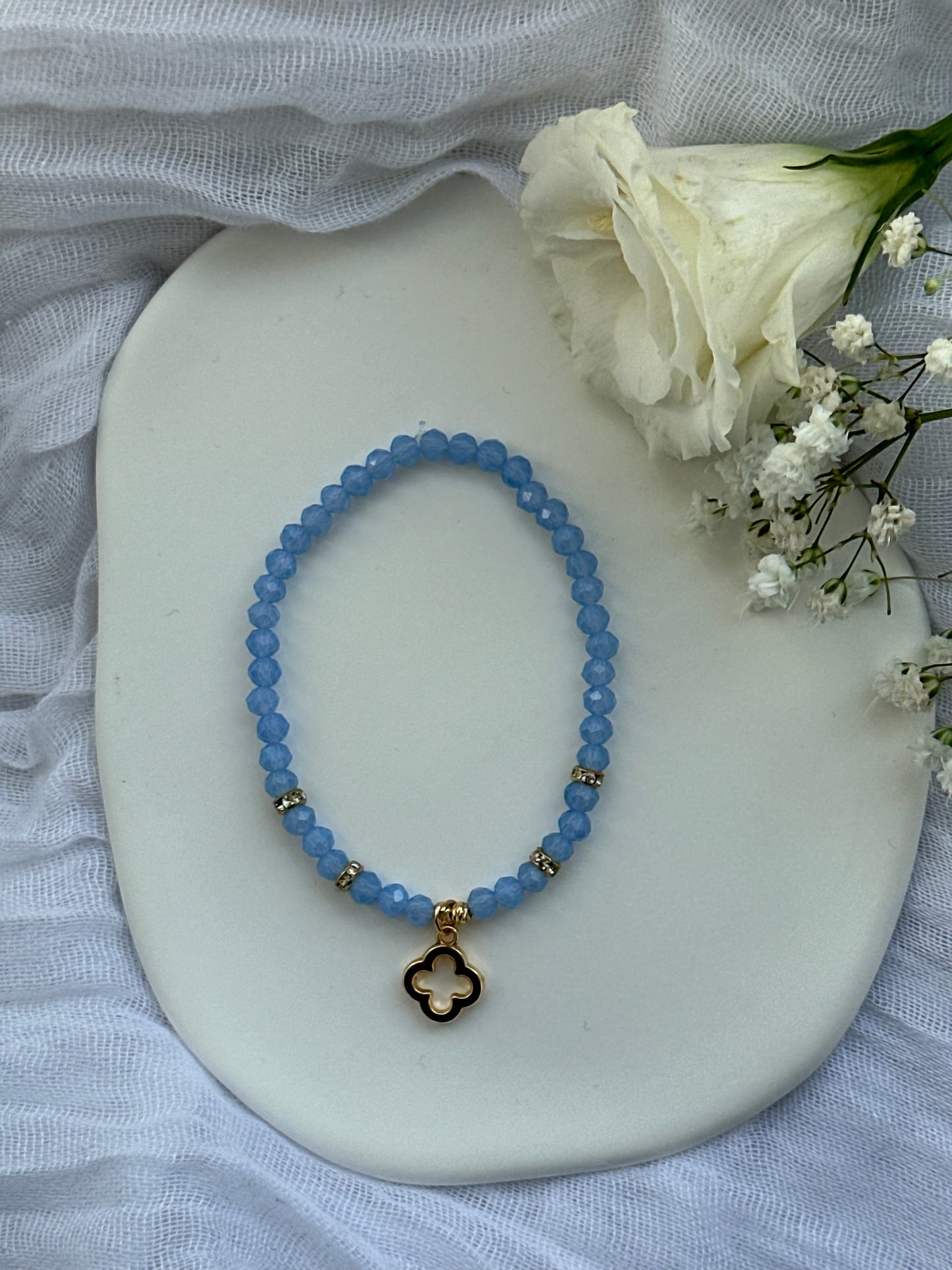 Perlenarmband mit Blauen Kristallperlen und Kleeblatt Anhänger - 10576