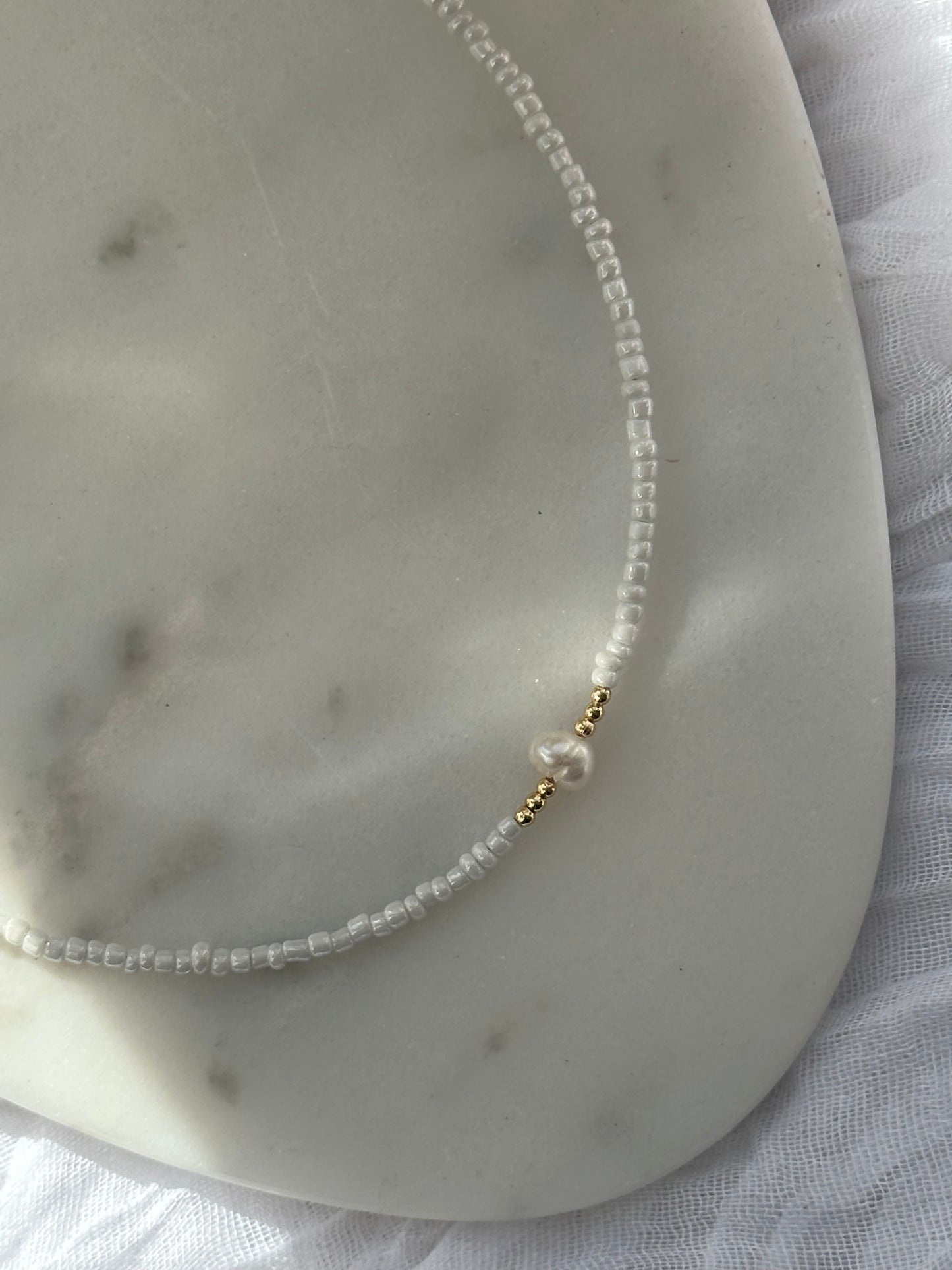 Perlenkette mit Weißen Perlen und Goldenen Perlen + Süßwasserperle - 10800