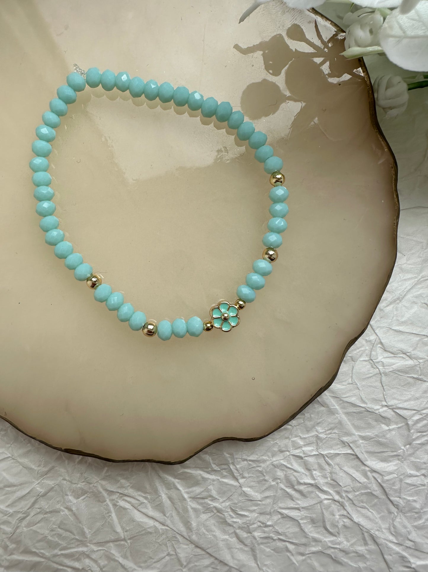Perlenarmband mit Türkisen Perlen und Blumen Anhänger - 10311