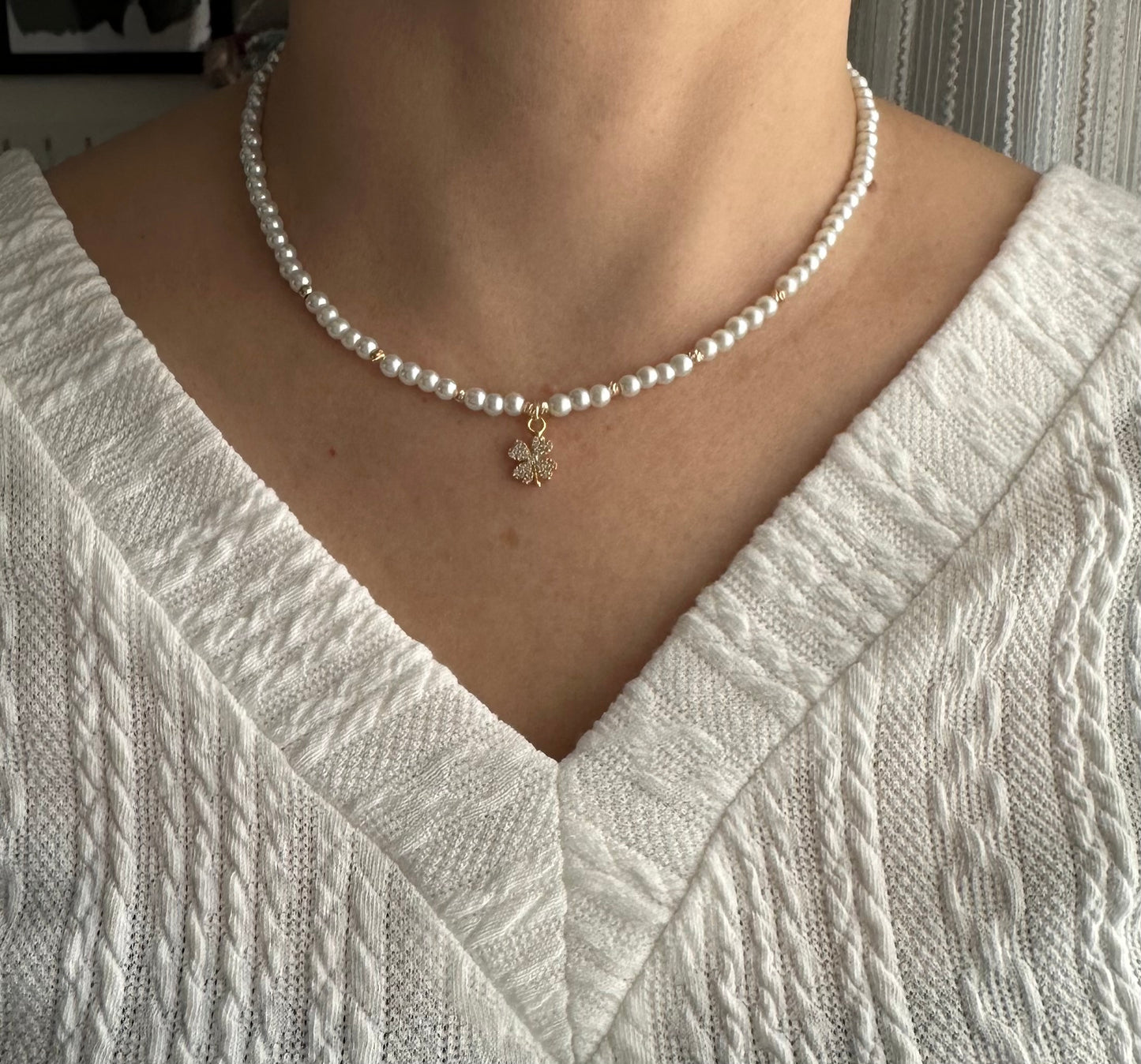 Perlenkette chocker weiß mit goldenen Kleeblatt Anhänger - 10182